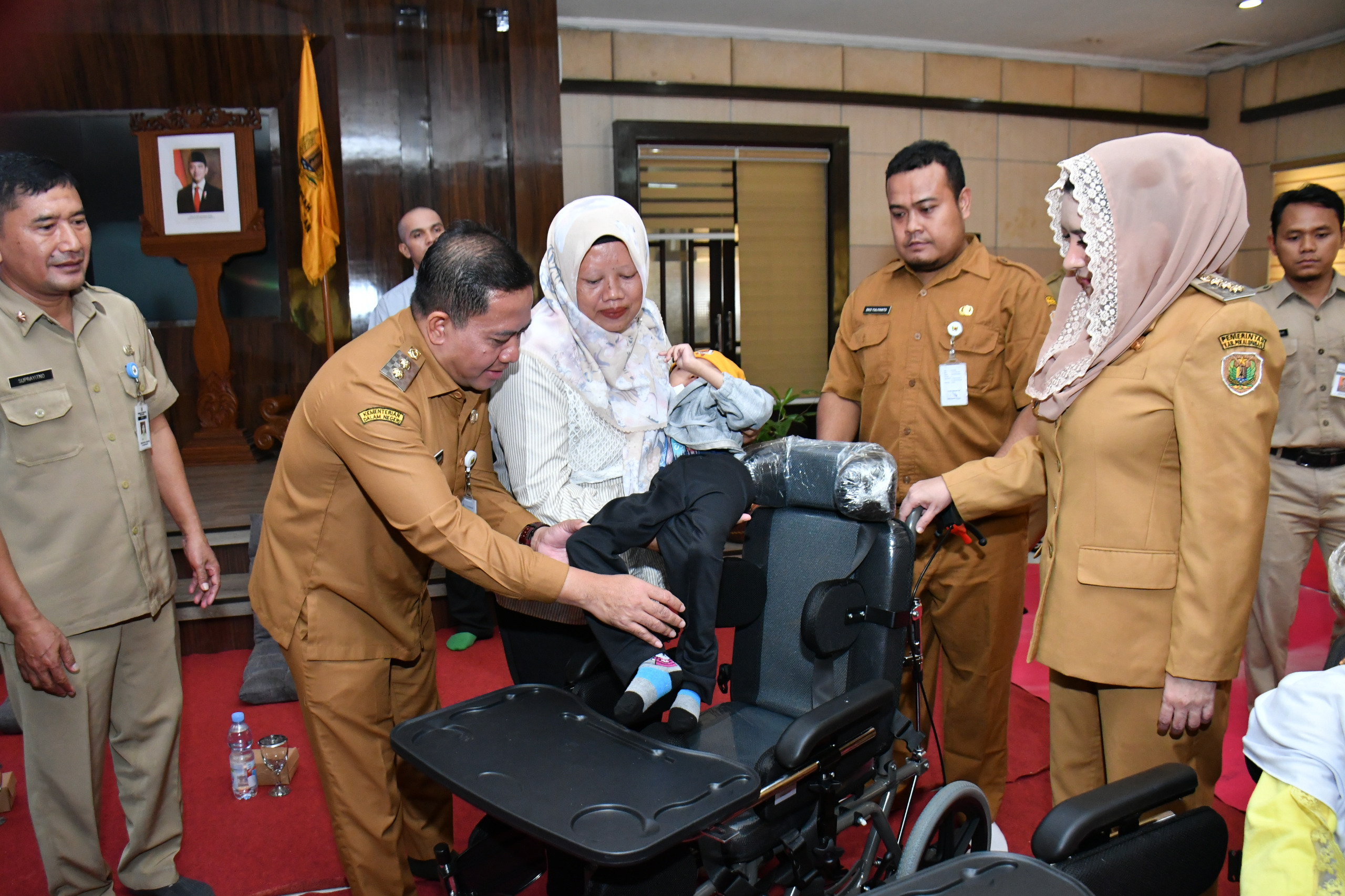 SAPA DISABILITAS: Bupati Fadia dan Wakil Bupati Sukirman saat menyerahkan bantuan sekaligus menyapa penyandang disabilitas, dalam acara peringatan Hari Disabilitas Internasional di Aula Setda.