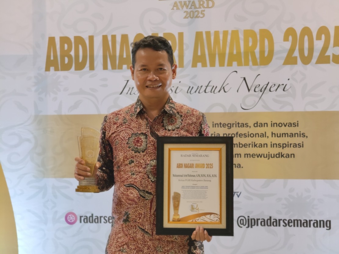 PRESTASI: Ketua Persatuan Guru Republik Indonesia (PGRI) Kabupaten Batang, M. Arief Rohman saat menerima penghargaan Abdi Nagari Award 2025