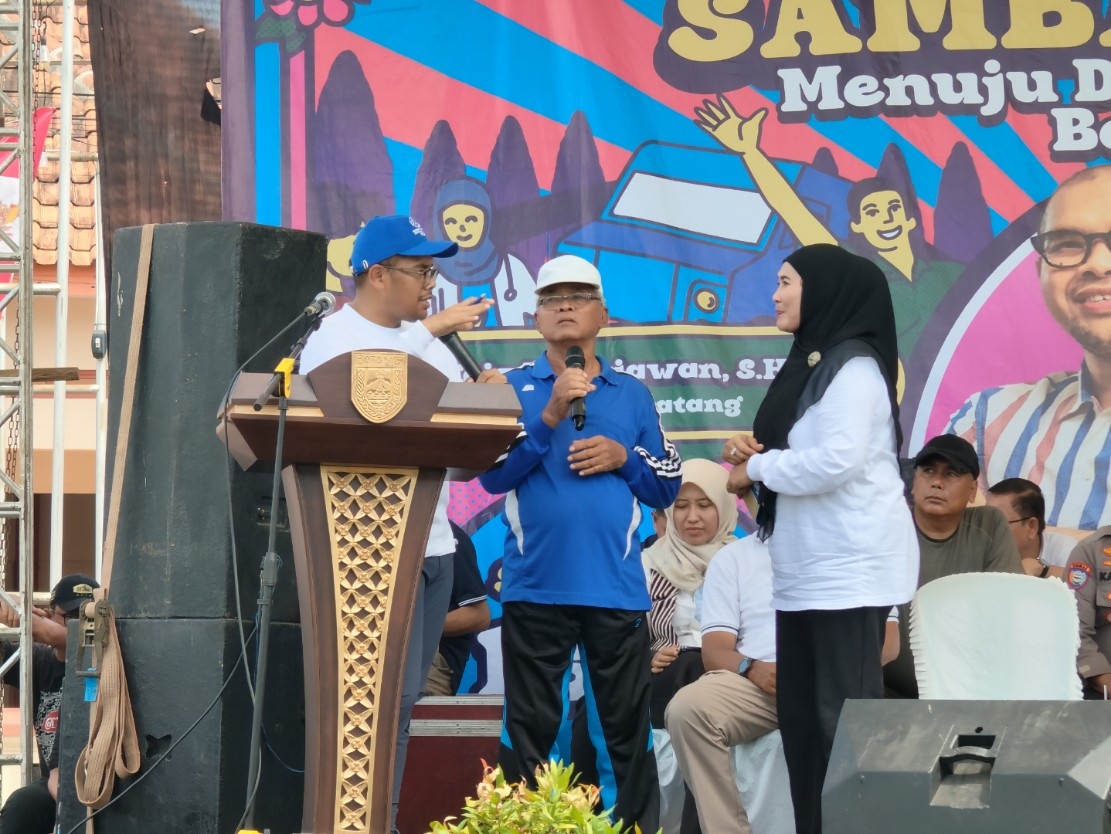 ASPIRASI: Bupati Batang M. Faiz Kurniawan saat mendengarkan aspirasi warga dalam kegiatan Sambang Desa di Lapangan Desa Pesaren, Kecamatan Warungasem.