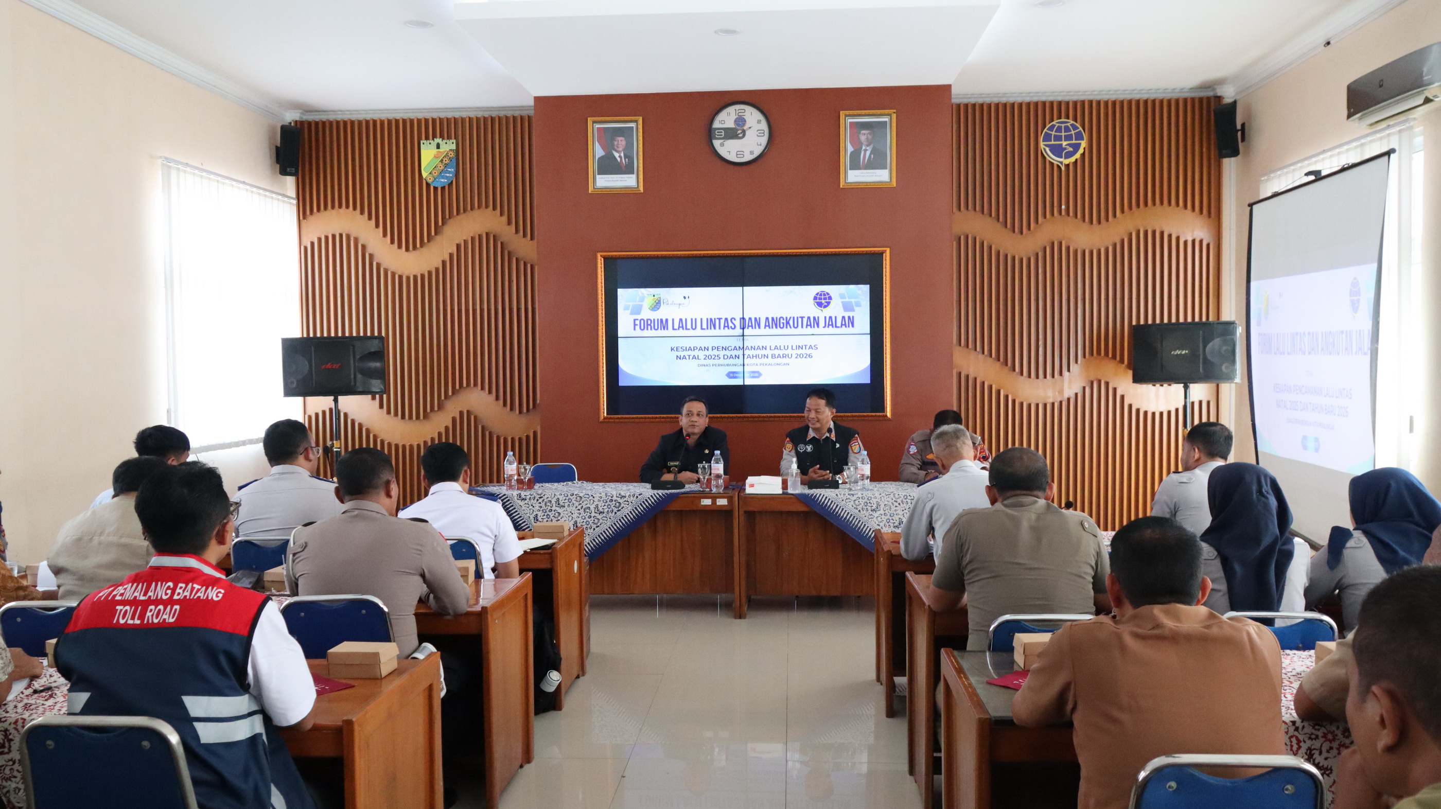 DISKUSI - Walikota Pekalongan HA Afzan Arslan Djunaid saat membuka diskusi Forum LLAJ di Dinas Perhubungan Kota Pekalongan di Aula Dishub, Senin (15/12/2025).
