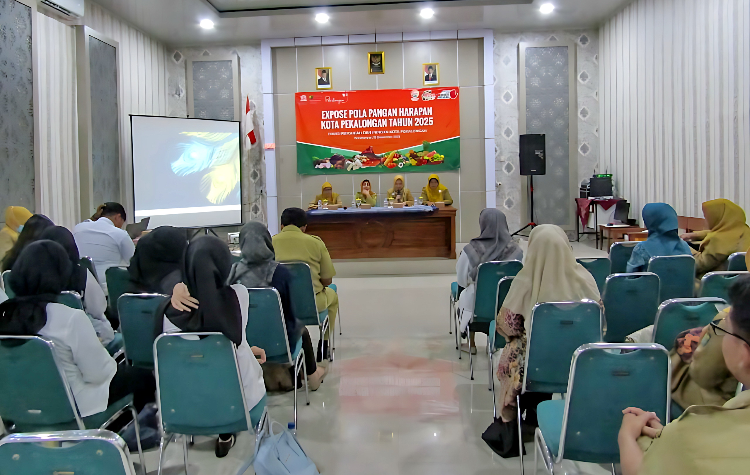 PAPARAN &ndash; Tim Dinperpa Kota Pekalongan saat paparan capian PPH tahun 2025, di Aula Balai Penyuluhan Pertanian setempat, pada Senin (15/12/2025).
