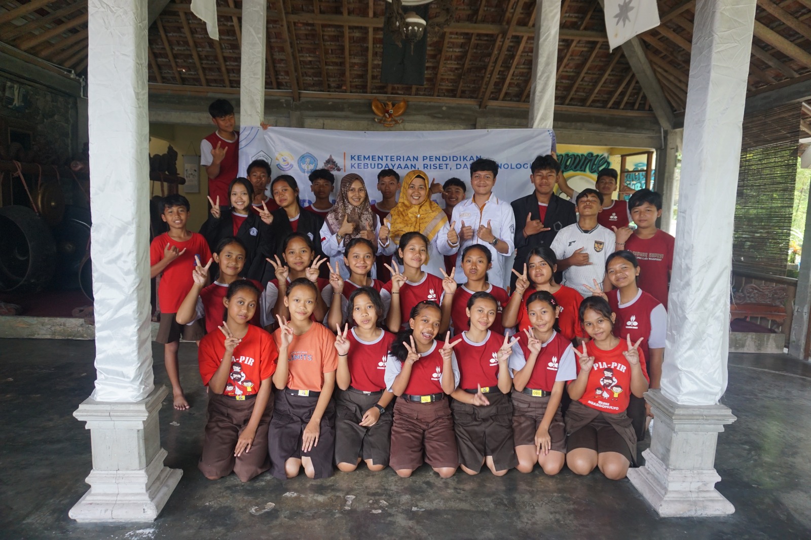 BERFOTO BERSAMA - Tim PKM UNISS Kendal berfoto bersama dengan para seniman cilik, usai pelatihan di Padepokan Seni Tjipta Boedaja, Magelang.