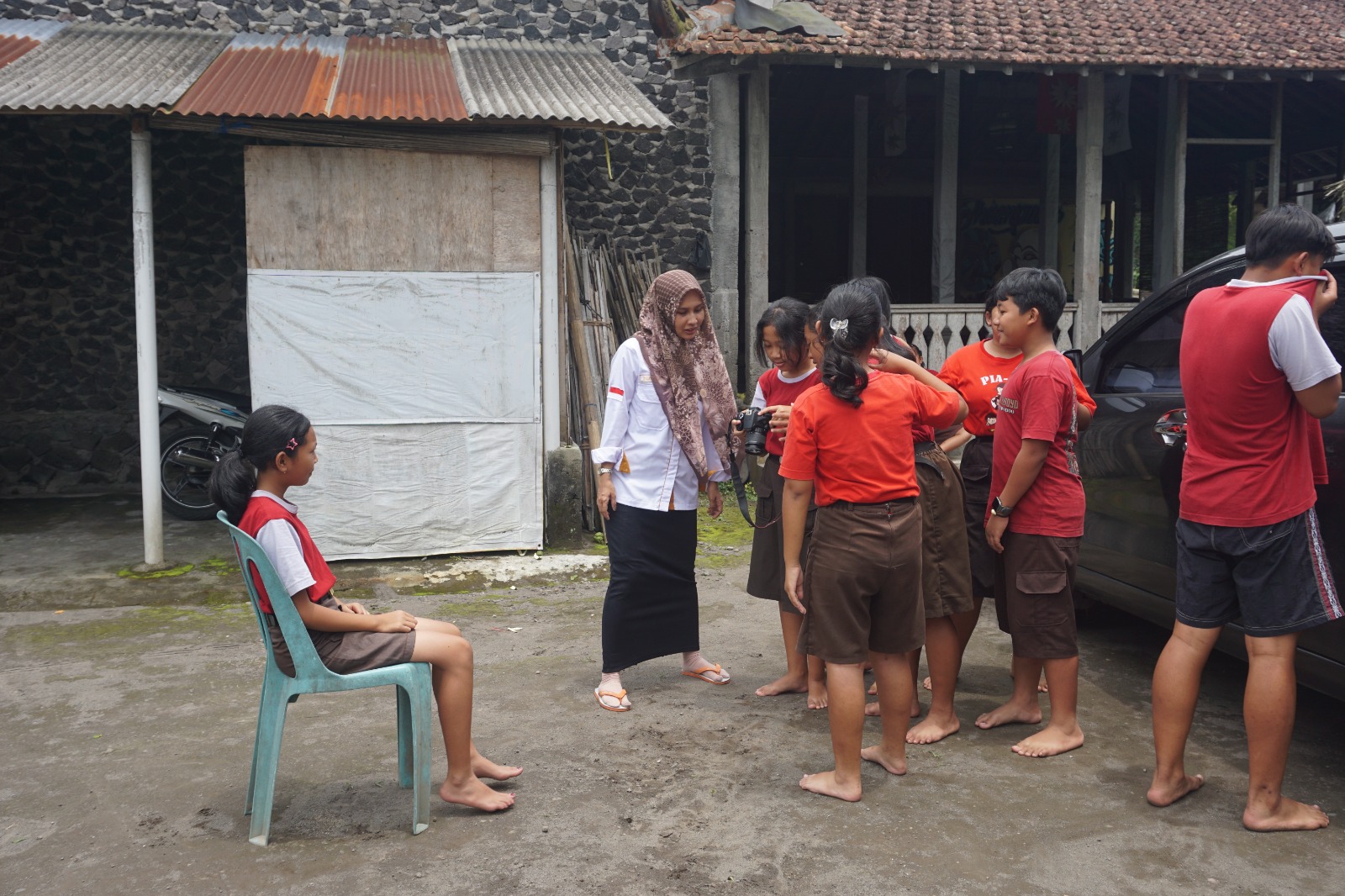 BELAJAR MOTRET - Penggiat seni di Padepokan Seni Tjipta Boedaja, Magelang, saat berlajar motret, dibimbing langsung dari tim PKM UNISS Kendal.