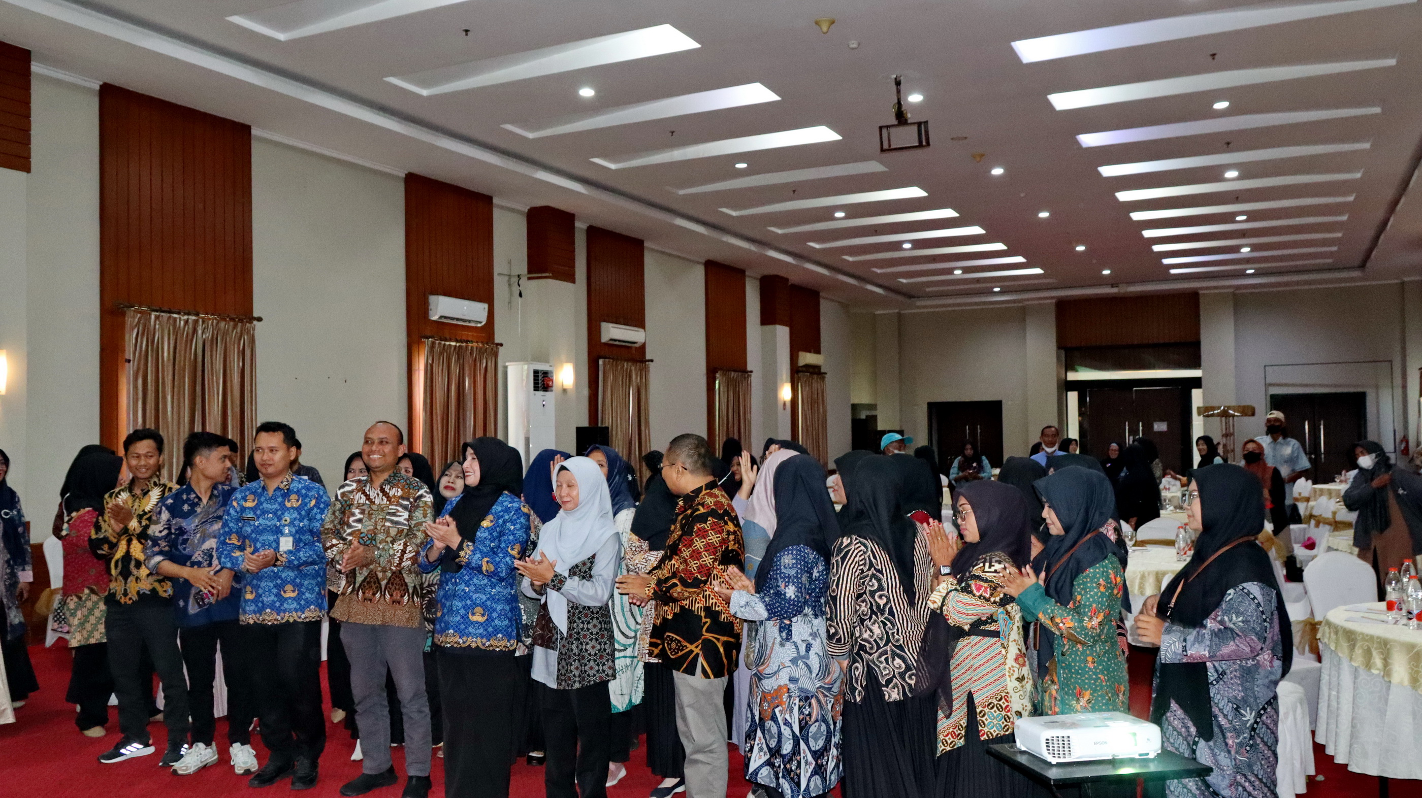 SAPA - Usai berikan motivasi, Wawalkot Balgis&nbsp;menyapa&nbsp;para kader MSI, untuk semangat berkarya dan mandiri, pada Rabu (17/12/2025).