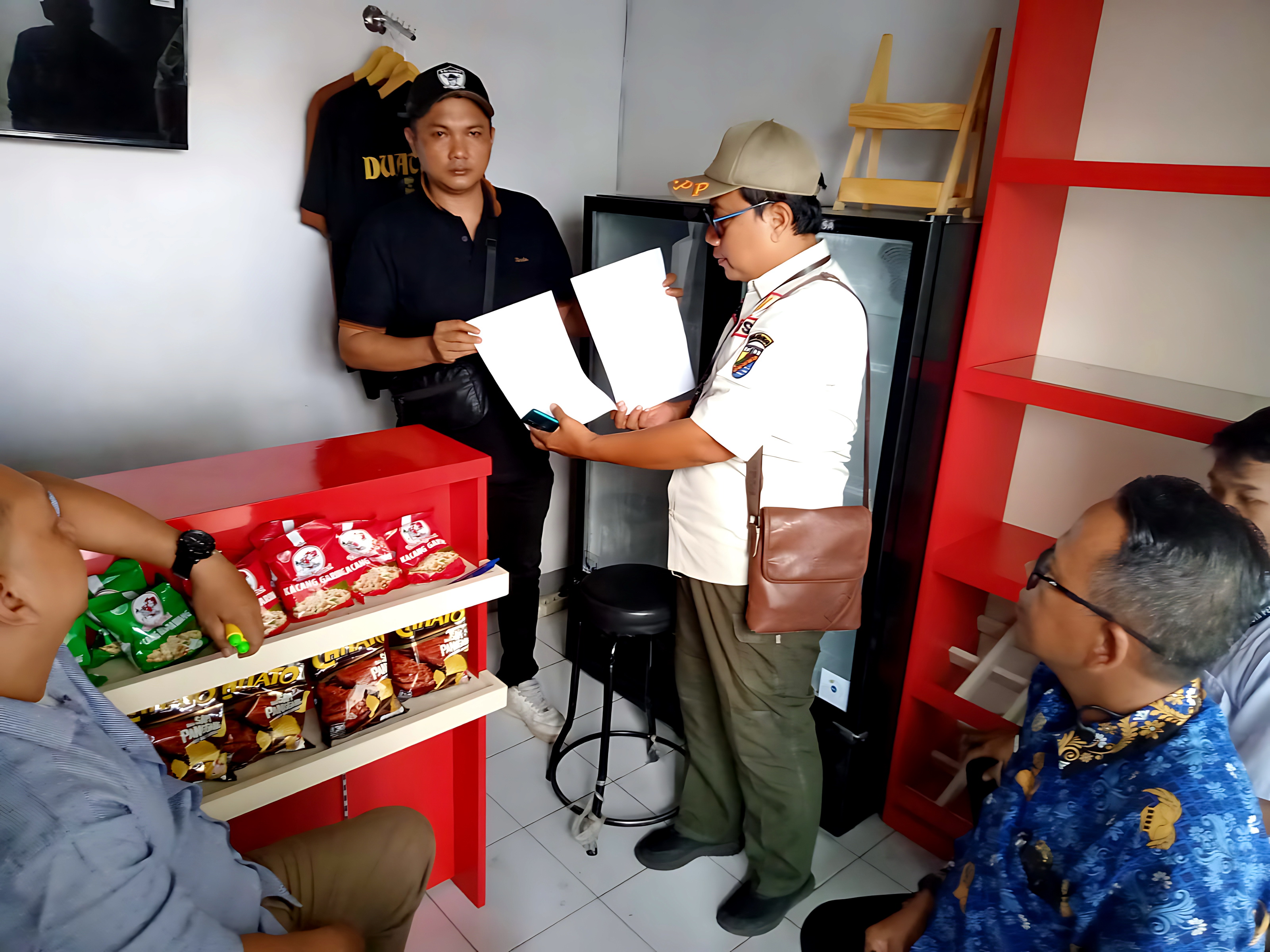 PERIKSA - Anggota Satpol PP Kota Pekalongan saat melakukan pemeriksaan langsung outlet 23 HWG di ruko Kompleks Dupan Pekalongan, Rabu (17/12/2025).