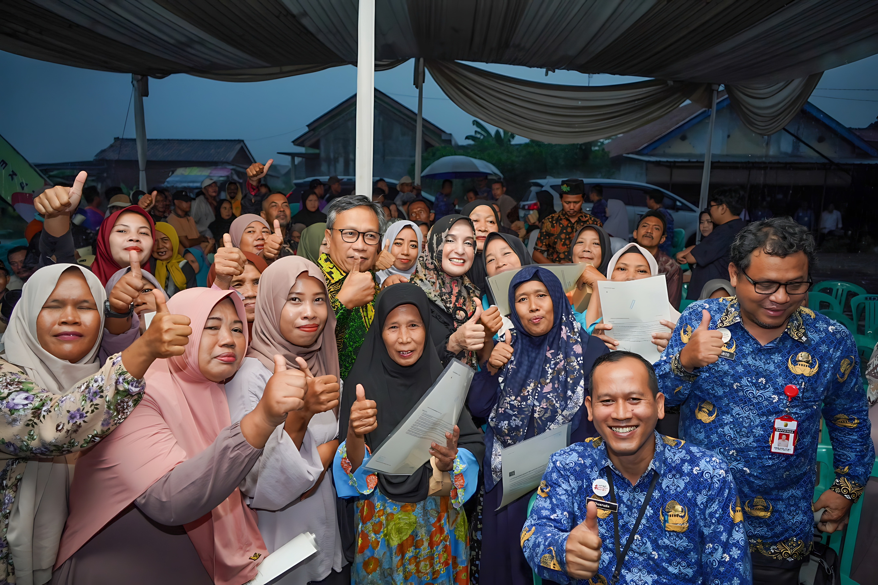 BAHAGIA - Warga Clumprit Degayu Pekalongan Utara berfoto Bersama dengan Wawalkot dan pejabat terkait dengan senyum Bahagia, usai menerima sertifikat tanah resmi, pada Rabu petang (17/12/2025).