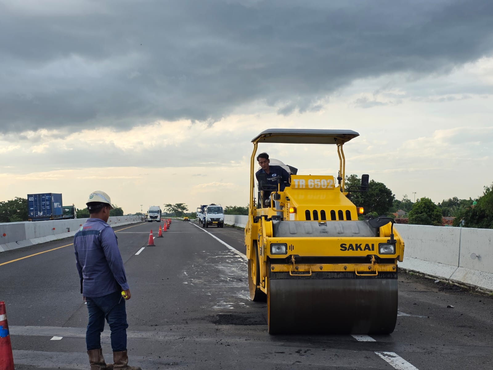 PEMELIHARAAN: PBTR mengebut pemeliharaan jalan Tol Pemalang-Batang untuk sambut Nataru.