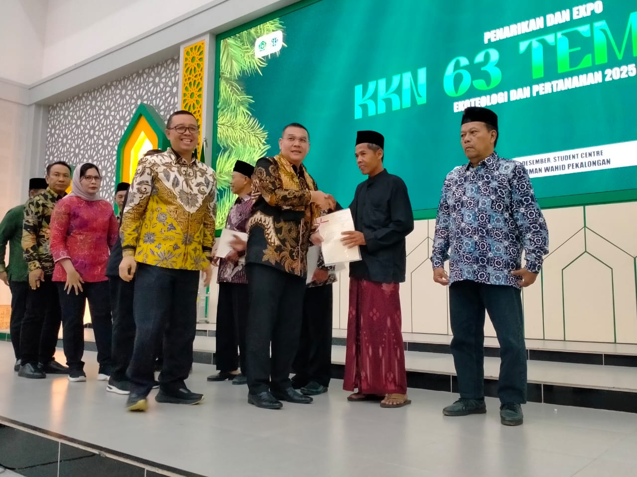 PERTANAHAN: Wakil Menteri ATR/BPN Ossy Dermawan saat menyerahkan sertifikat tanah wakaf hasil kolaborasi dengan program KKN Tematik UIN Gus Dur Pekalongan, Kamis (18/12/2025).
