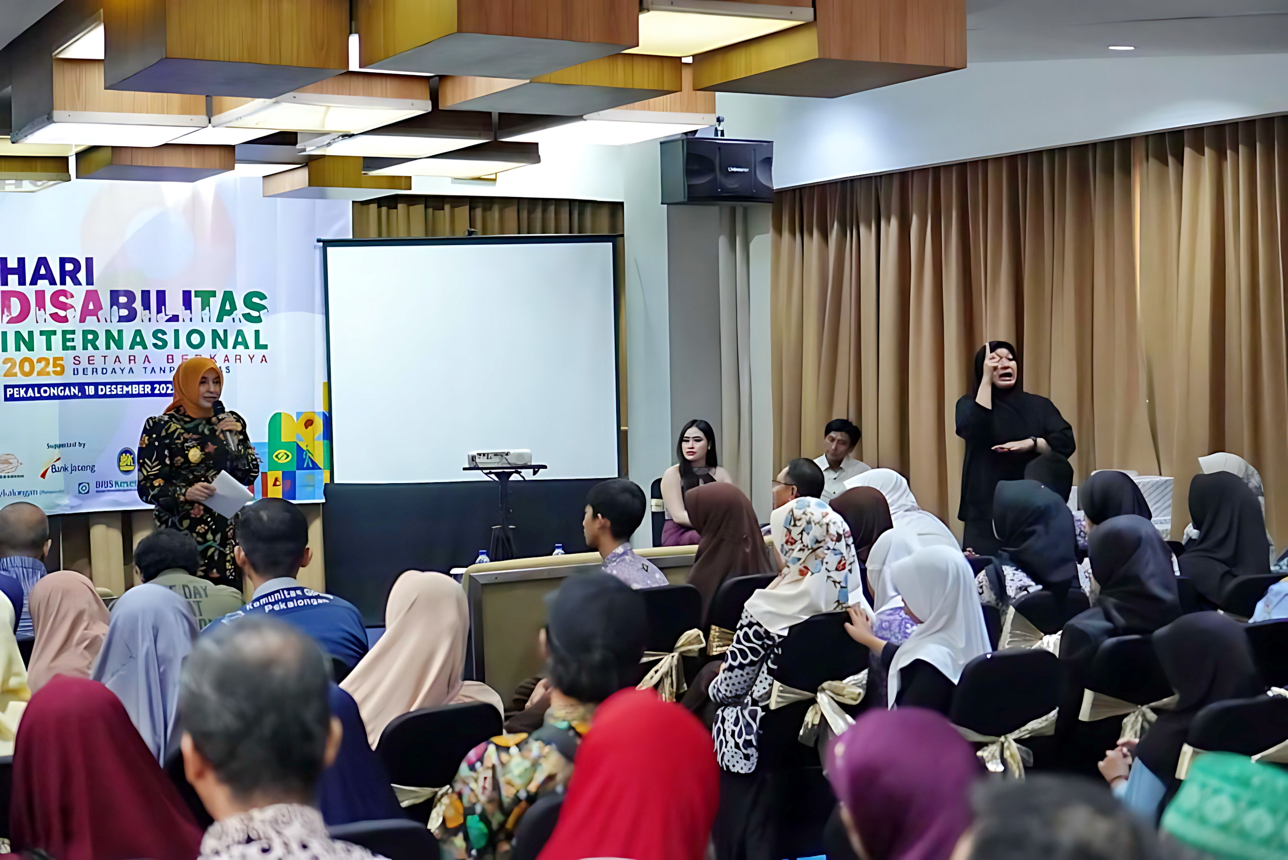 MOTIVASI - Wakil Walikota Pekalongan, Hj Balgis Diab saat berikan motivasi kepada penyandang disabilitas&nbsp;Kota Pekalongan, pada Kamis (18/12/2025).