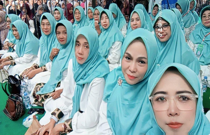 PEREMPUAN THORIQAH : Ketua Annitho Aswaja Kota Pekalongan Nyai Zahroh Zaidi M.Pdi bersama jajaran pengurus turut dilantik bersama pengurus Jatma Aswaja Kota Pekalongan.