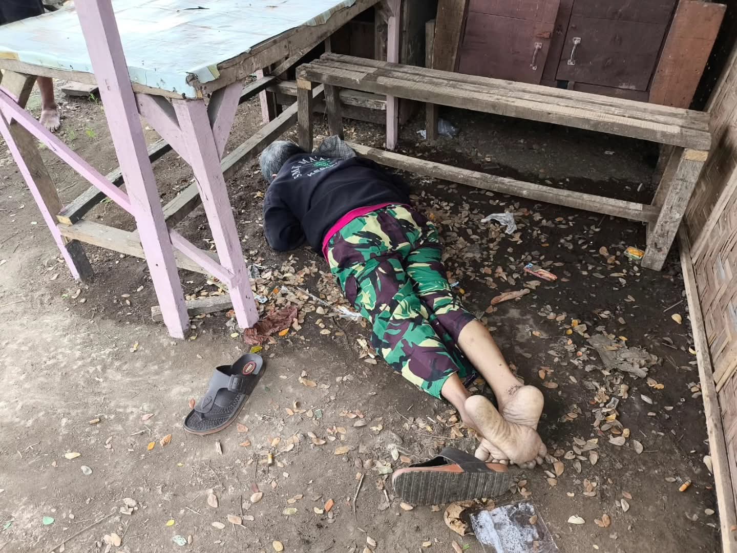 PEMBUNUHAN: Penemuan mayat tertelungkup di sebuah warung di Kecamatan Gringsing.