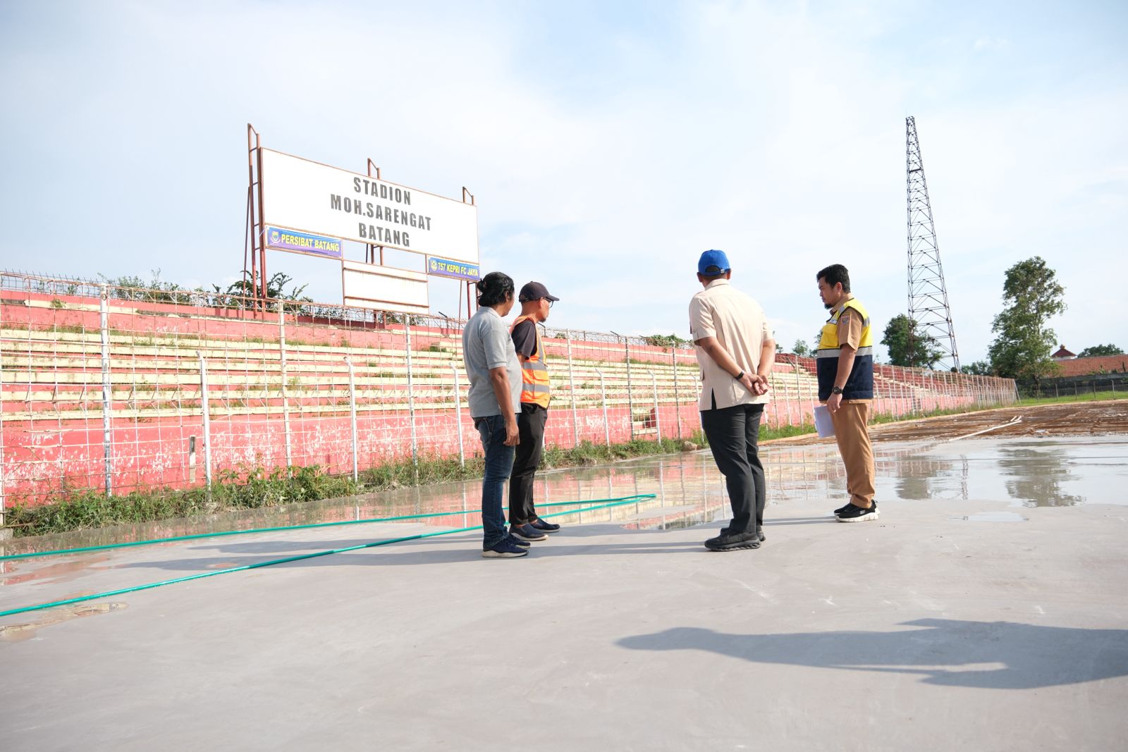 SIDAK: Bupati Batang M Faiz Kurniawan didampingi Kepala DPU PR Endro Suryono saat melakukan inspeksi mendadak (sidak) progres proyek di Stadion Moh. Sarengat, beberapa waktu lalu.