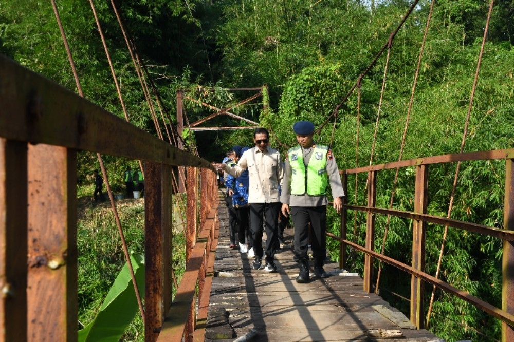 AKSES WARGA: Wakil Bupati Batang Suyono saat meninjau jembatan gantung Siguo di Kecamatan Wonotunggal.