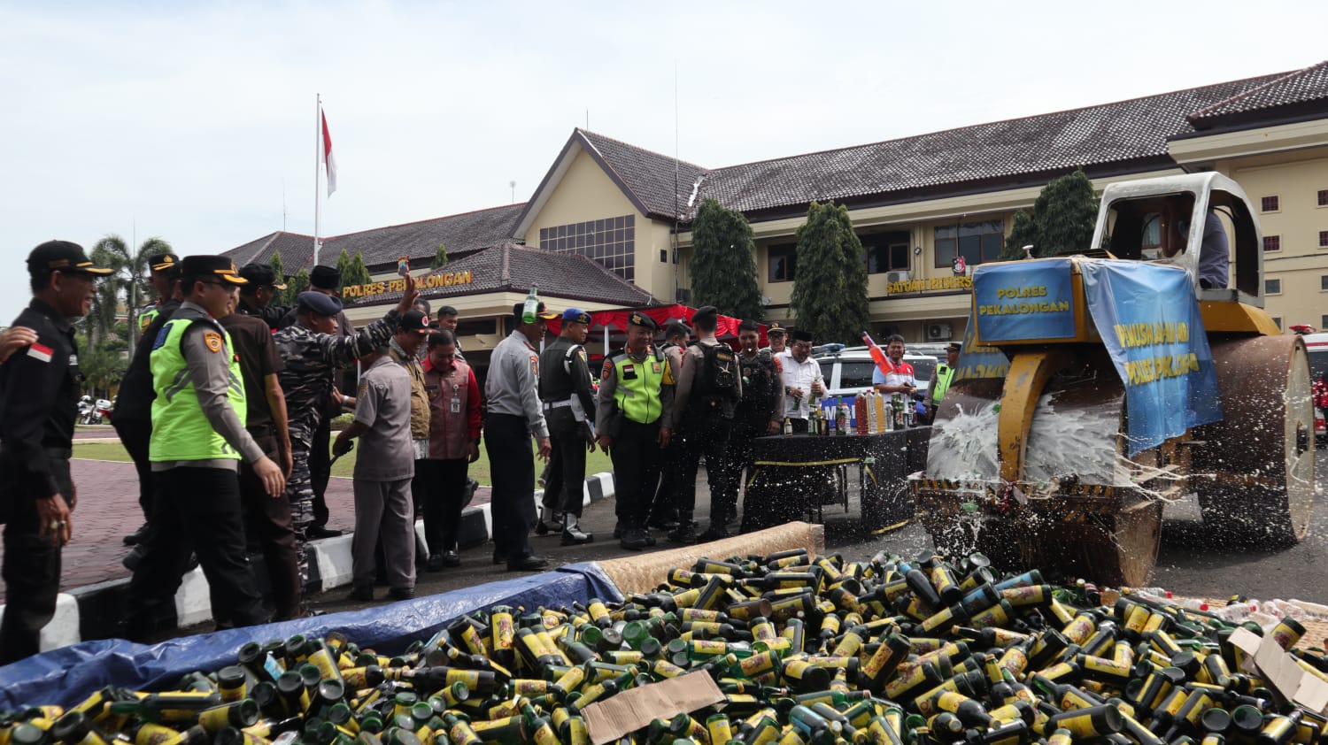 PEMUSNAHAN: Polres Pekalongan bersama Forkompimda setempat memusnahkan ribuan miras hasil razia setahun, Jumat (19/12/2025).