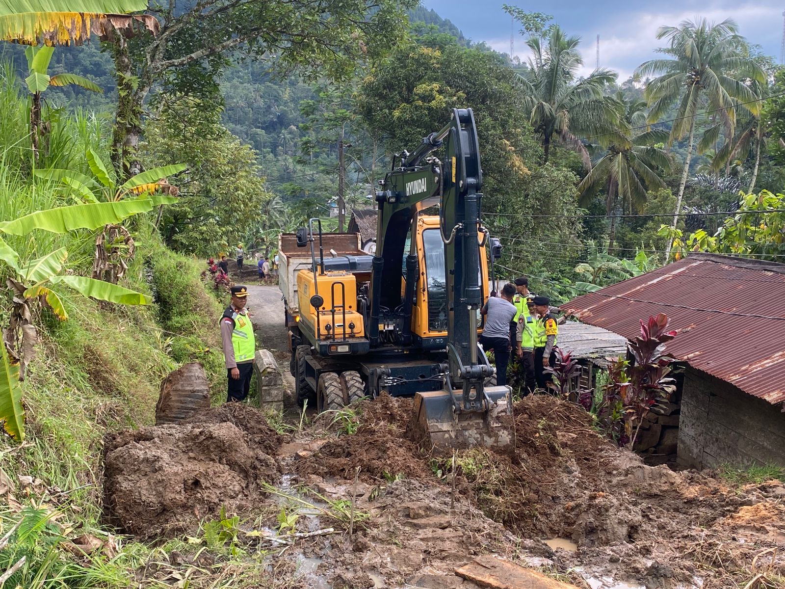 LONGSOR: Penanganan longsor di jalan Desa Sidomulyo, Kecamatan Lebakbarang, Kabupaten Pekalongan, Sabtu (20/12/2025).