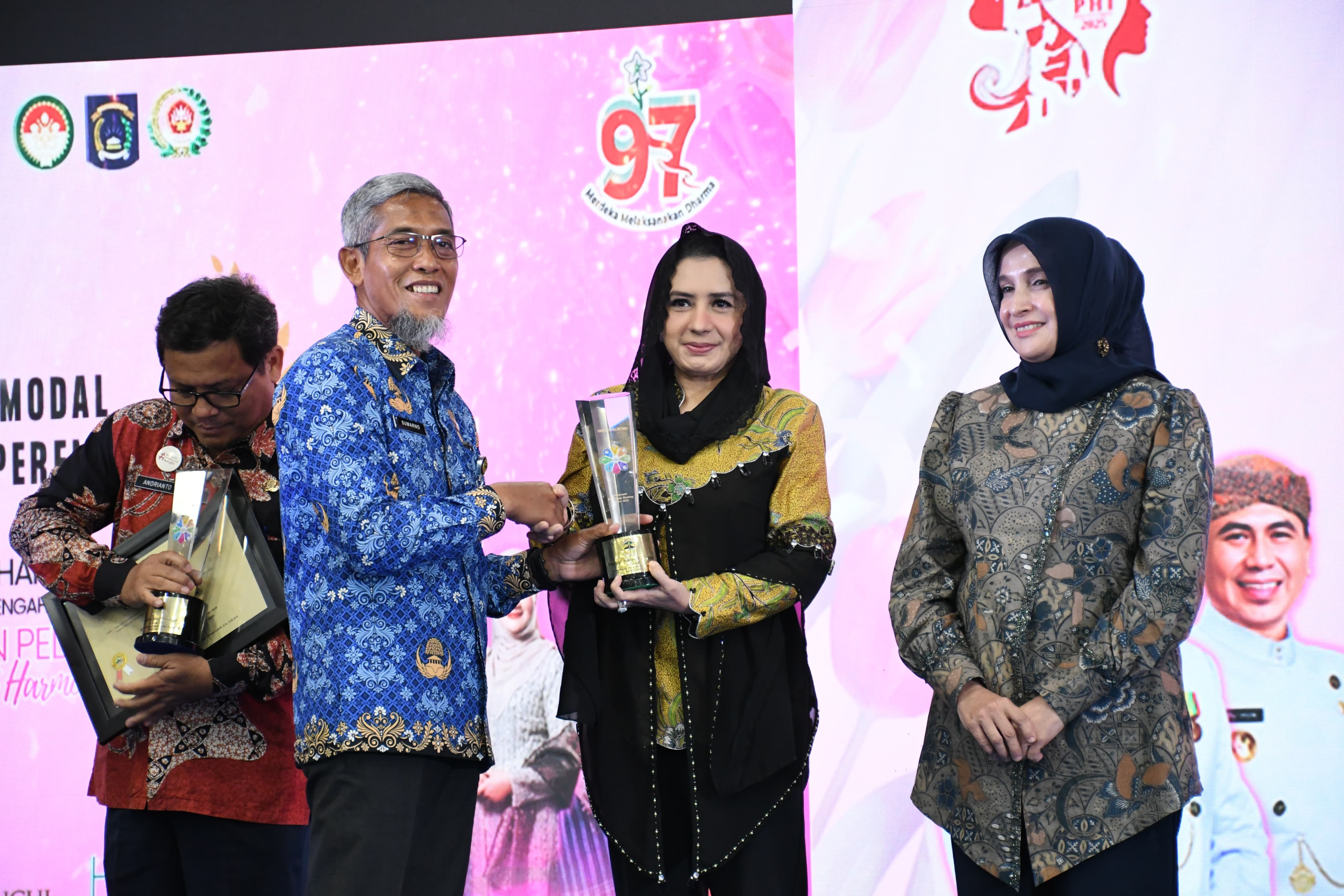 JUARA: Bupati Pekalongan Fadia Arafiq menerima penghargaan penurunan stunting dari Sekda Provinsi Jawa Tengah Sumarno, Jumat (19/12/2025).
