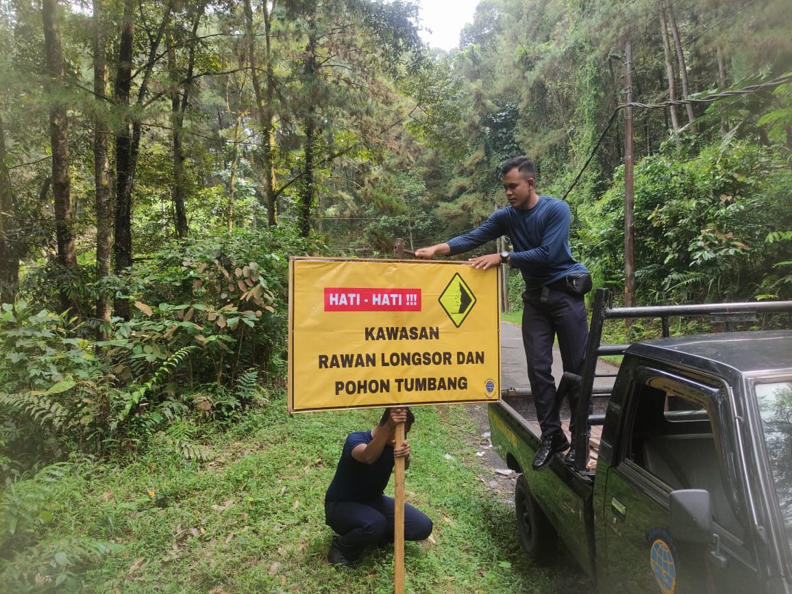 JELANG NATARU: Petugas Dishub Kabupaten Pekalongan memasang informasi jalur rawan bencana untuk antisipasi lonjakan lalu lintas libur Nataru.