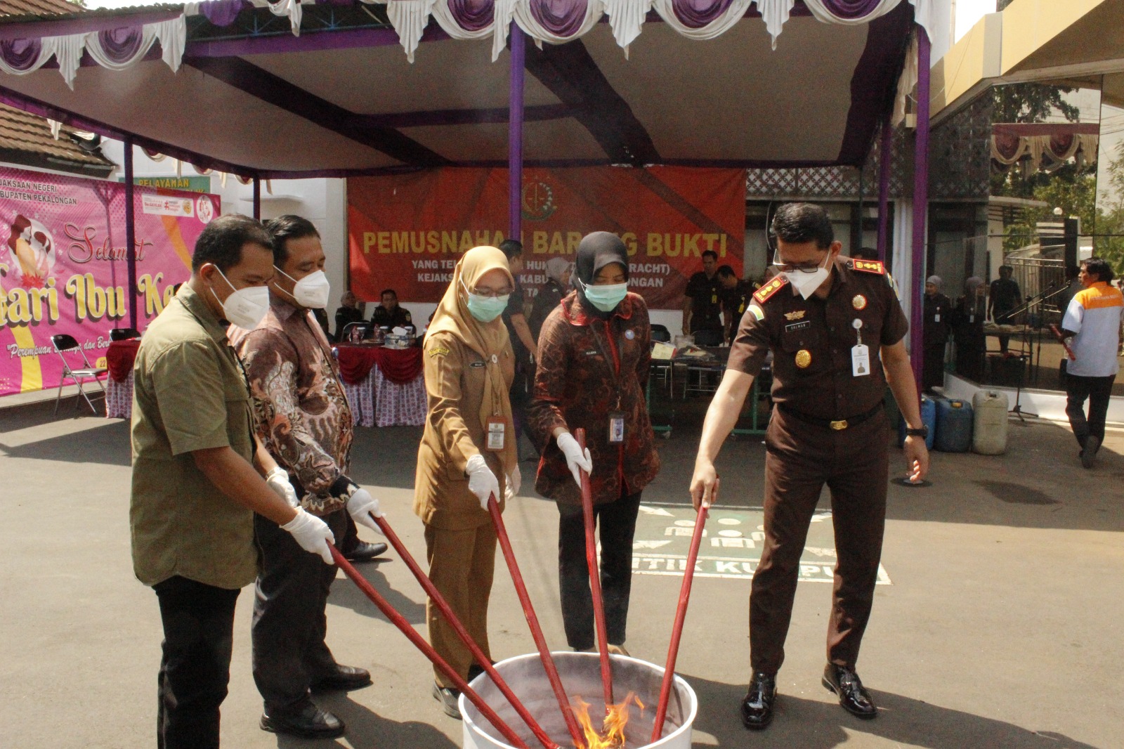 PEMUSNAHAN: Kejari Kabupaten Pekalongan bersama berbagai pihak saat memusnahkan barang bukti, Selasa (23/12/2025).