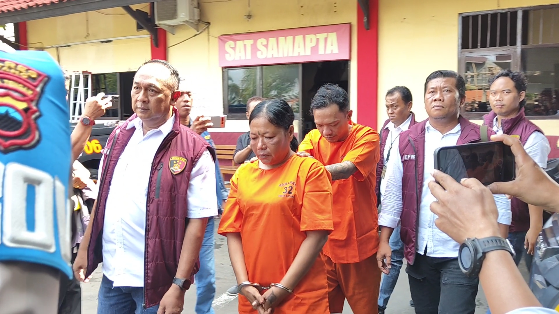 PEMBUNUHAN: Pelaku saat digelandang petugas di Mapolres Batang.