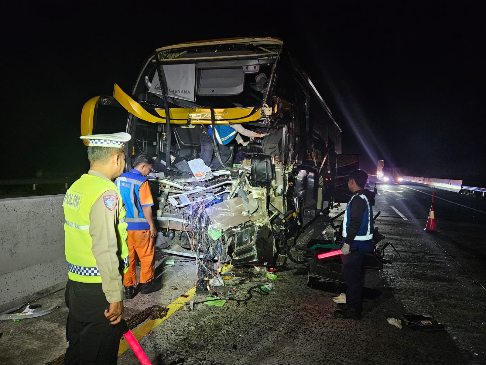 LAKA: Petugas saat mengamankan lokasi kejadian kecelakaan bus di Tol Batang-Semarang