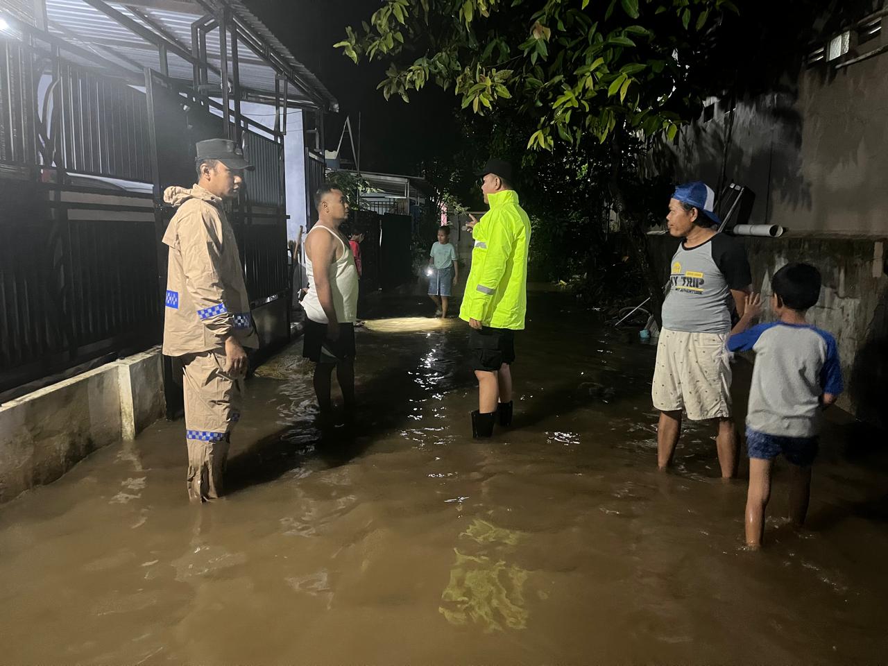 BANJIR LUAPAN: Kondisi permukiman Perumahan Johar Eka Mandiri, Desa Sastrodirjan, Kecamatan Wonopringgo, Kabupaten Pekalongan, saat genangan belum surut, Selasa (23/12/2025) malam.