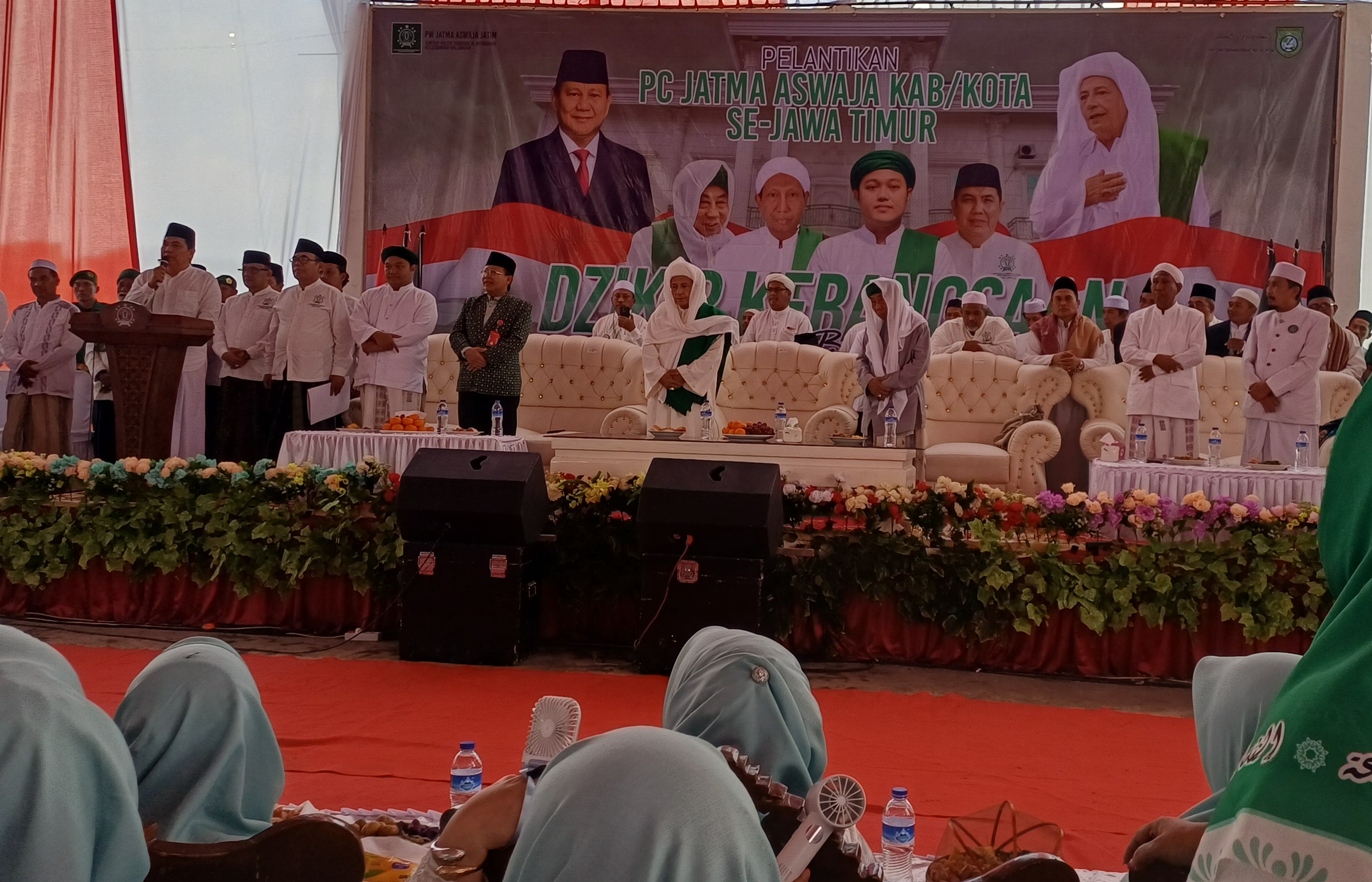 PENGUKUHAN : Ketua PB Jatma Aswaja mengukuhkan struktur kelembagaan tingkat PC Jatma Aswaja se-Jawa Timur di Ponpes Internasional Al Illiyin Sumberwaru, Gresik, Jawa Timur, Ahad (21/12/2025).