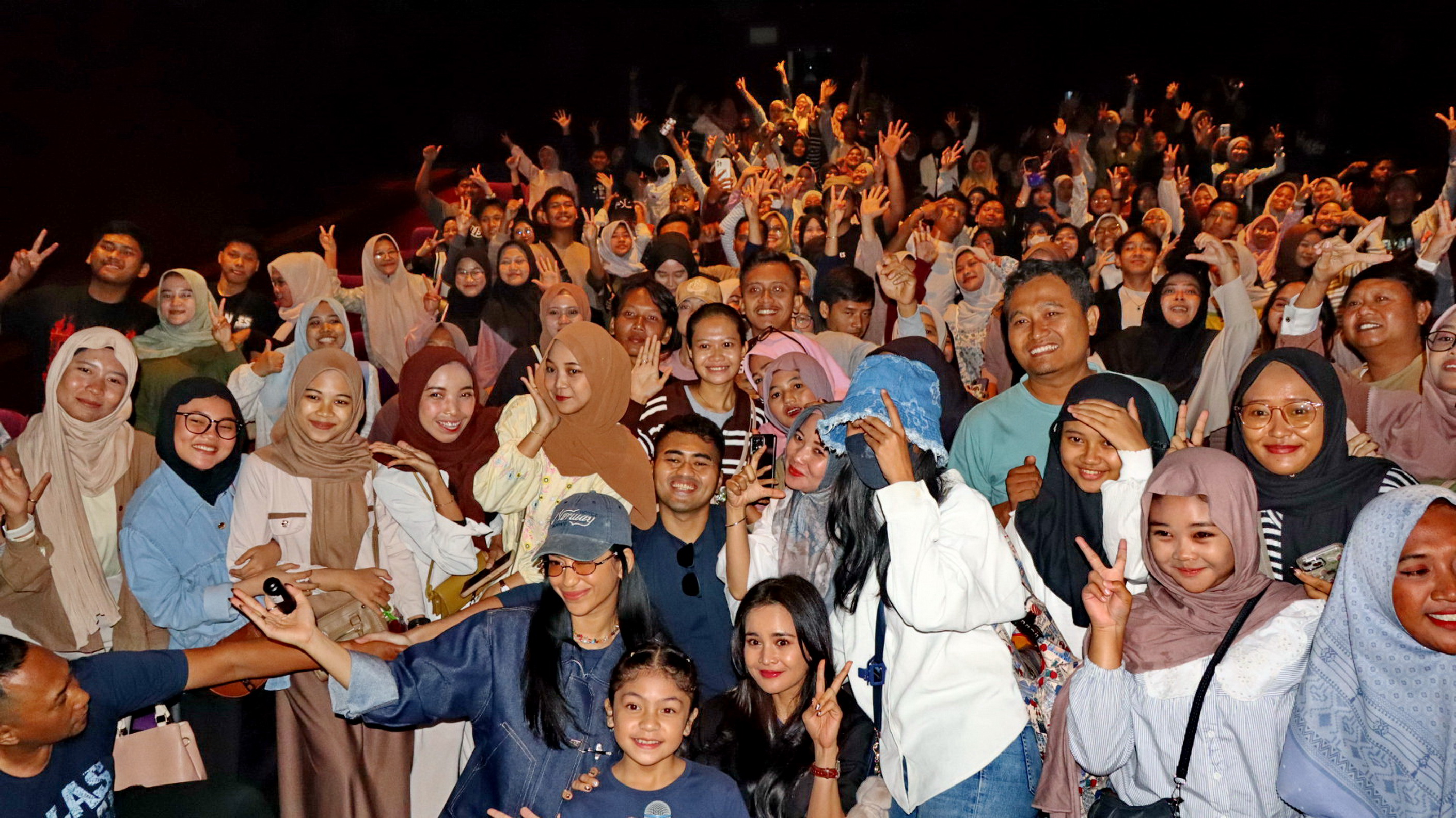 FOTO BERSAMA - Cast film Alas Roban, saaat berfoto bersama para penonton premier di XXI Pekalongan, Kamis (25/12/2025).&nbsp;