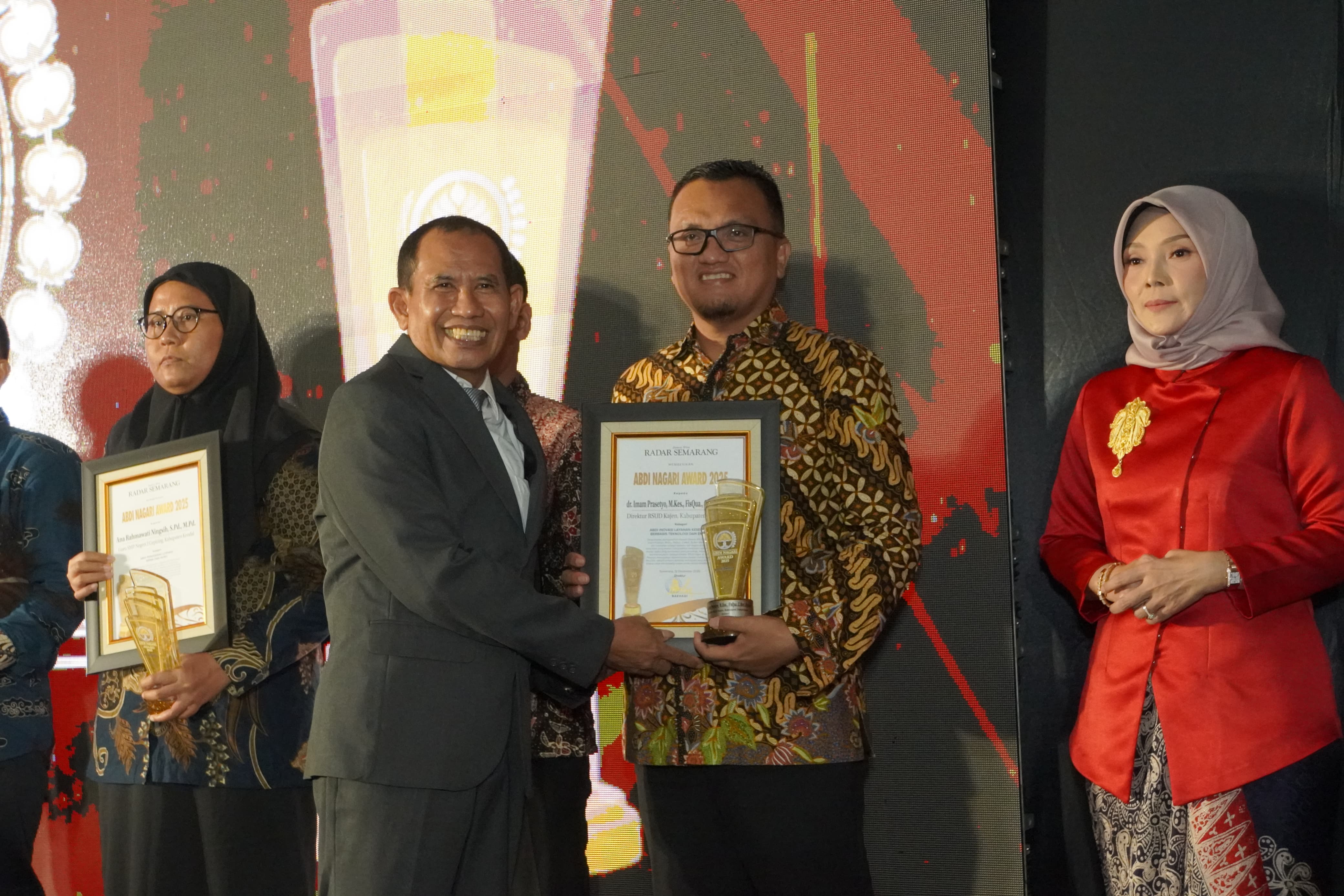 ABDI NAGARI: Direktur RSUD Kajen Kabupaten Pekalongan dr. Imam Prasetyo saat menerima penghargaan Abdi Nagari Award 2025 dari Direktur Jawa Pos Radar Semarang Baehaqi.