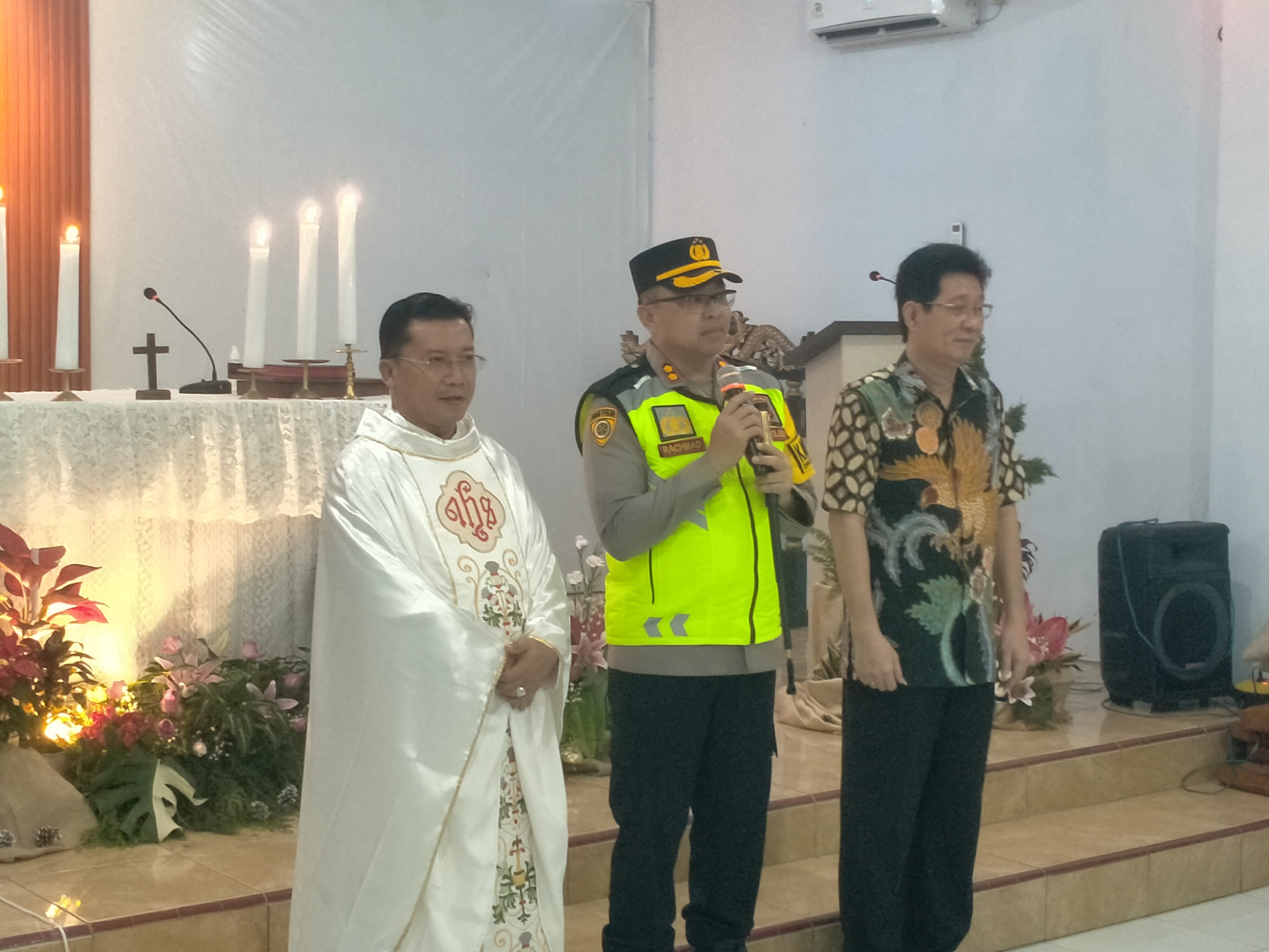 PENGAMANAN NATAL: Kapolres Pekalongan AKBP Rachmad C. Yusuf saat menyambangi Gereja Santo Agustinus Kedungwuni, Rabu (24/12/2025) malam.