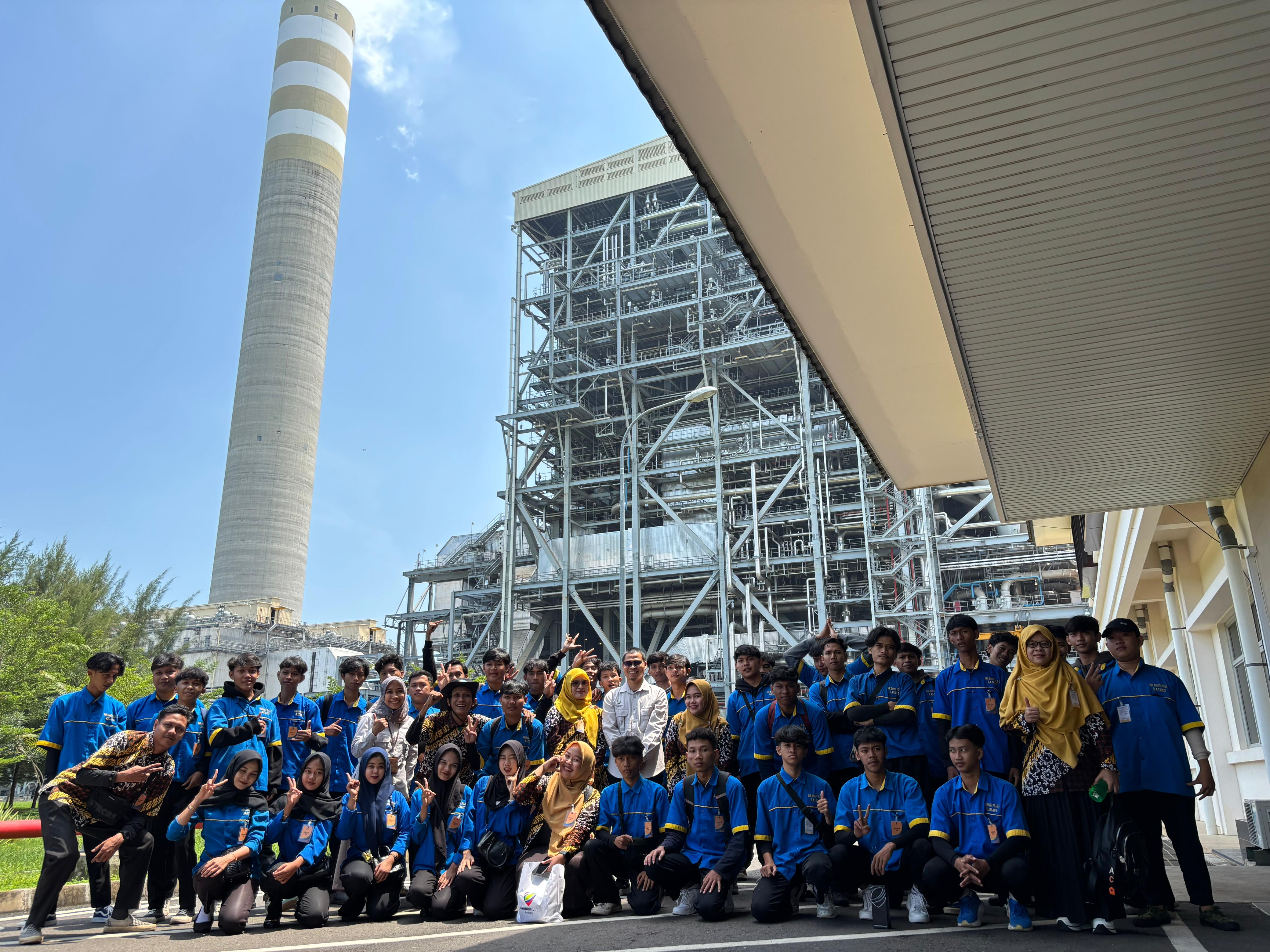 Para siswa saat foto bersama di PLTU Batang