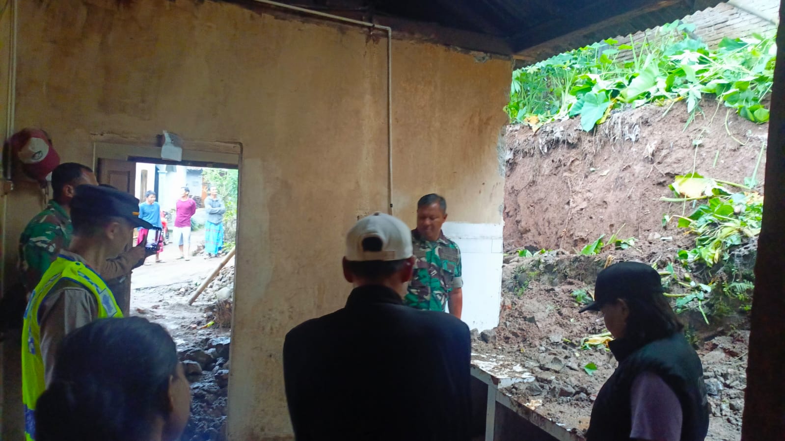 LONGSOR: Kondisi rumah usai terkena longsor, Dukuh Mendolo Wetan, Desa Mendolo, Kecamatan Lebakbarang. Kabupaten Pekalongan, Kamis (25/10/2025).