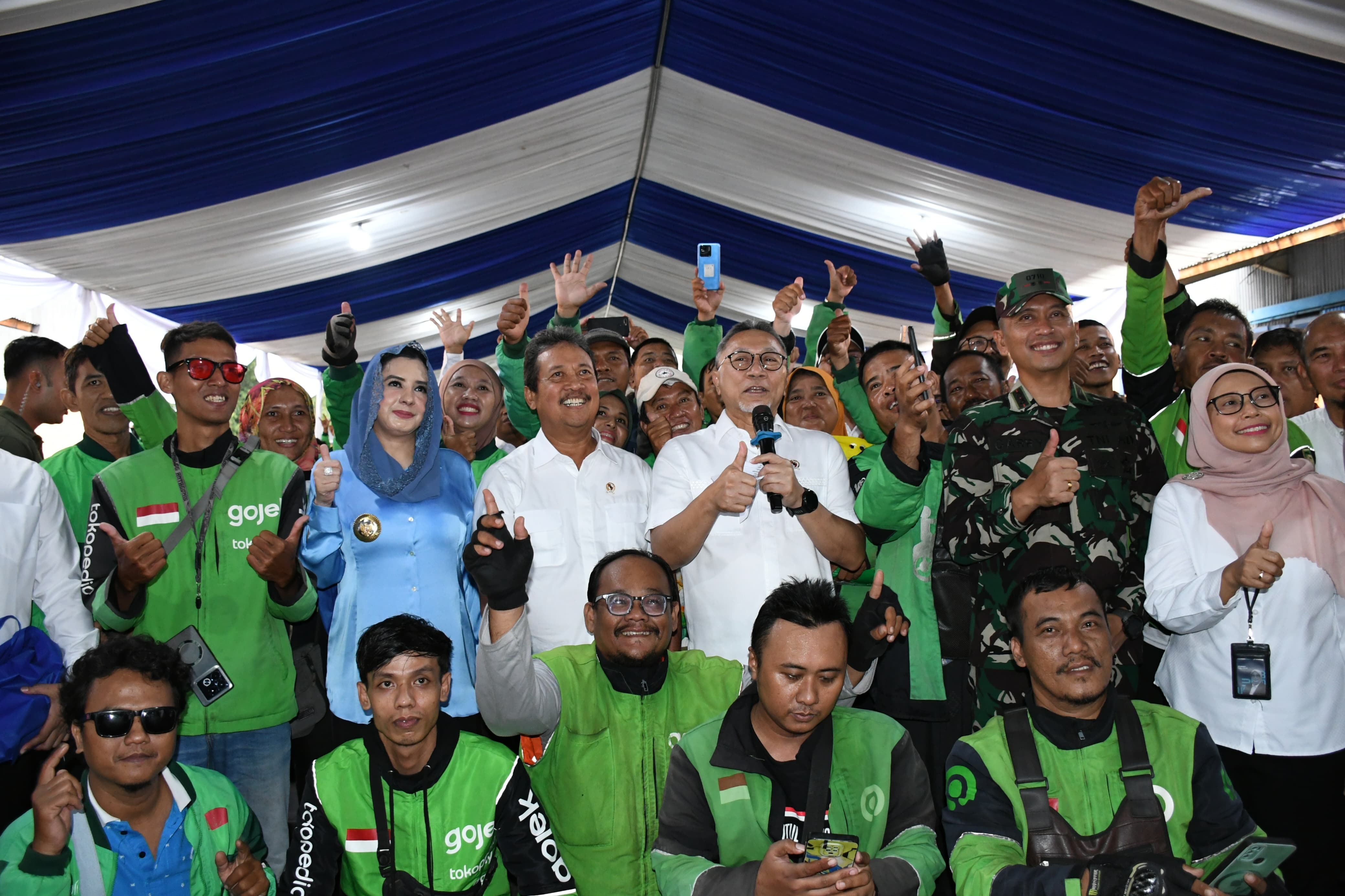 KUNJUNGAN KERJA: Menko Bidang Pangan Zulkifli Hasan saat berfoto bersama komunitas pengemudi ojek online dalam kunjungan kerjanya di Kabupaten Pekalongan, Jumat (26/12/2025).