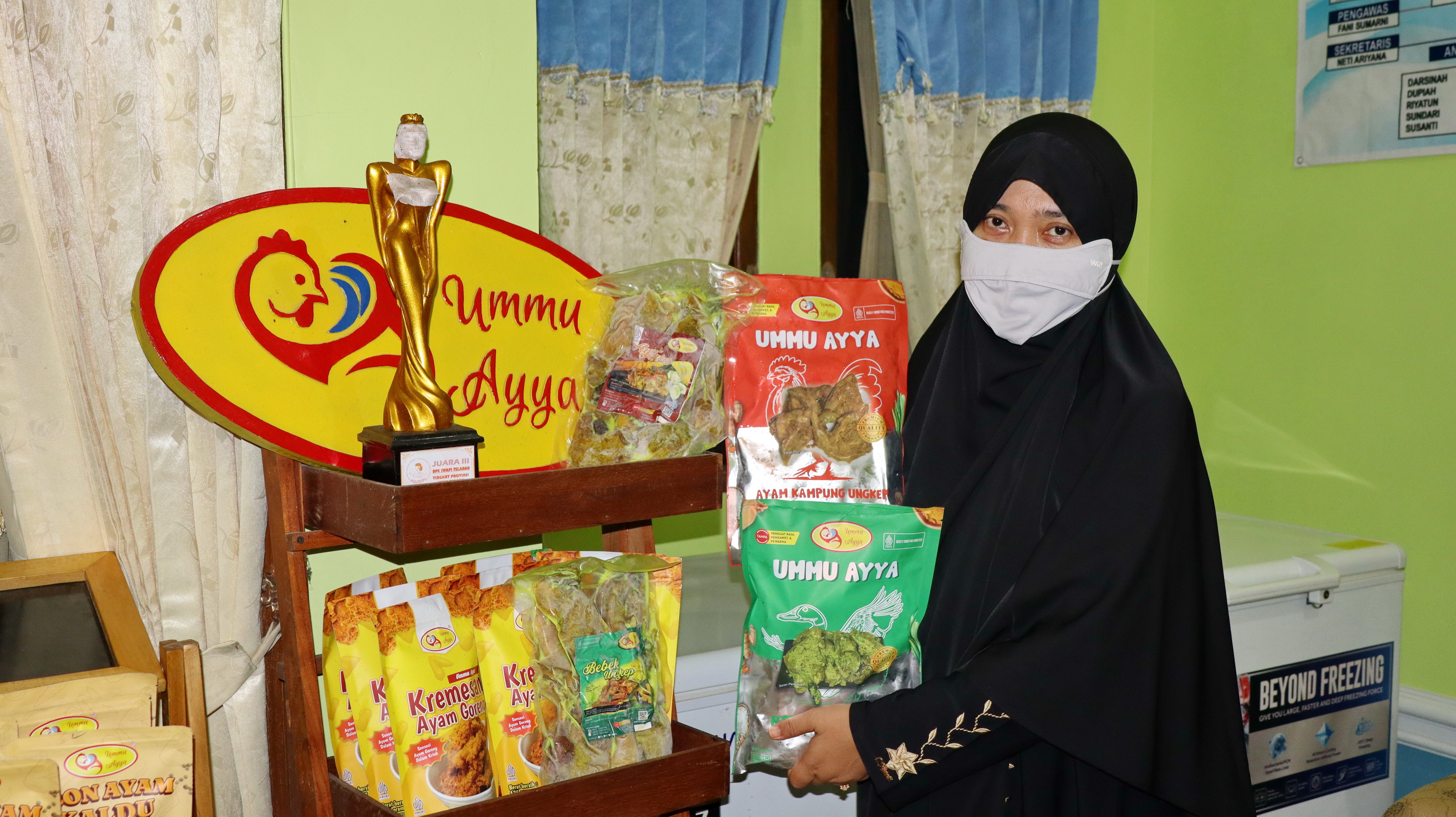 TUNJUKKAN PRODUK &ndash; Pemilik usaha kuliner kemasan Ummu Ayya Tatiek, Indah Purwanti Handayani menunjukkan berbagao produk yang diproduksinya di Siwalan Kabupaten Pekalongan.