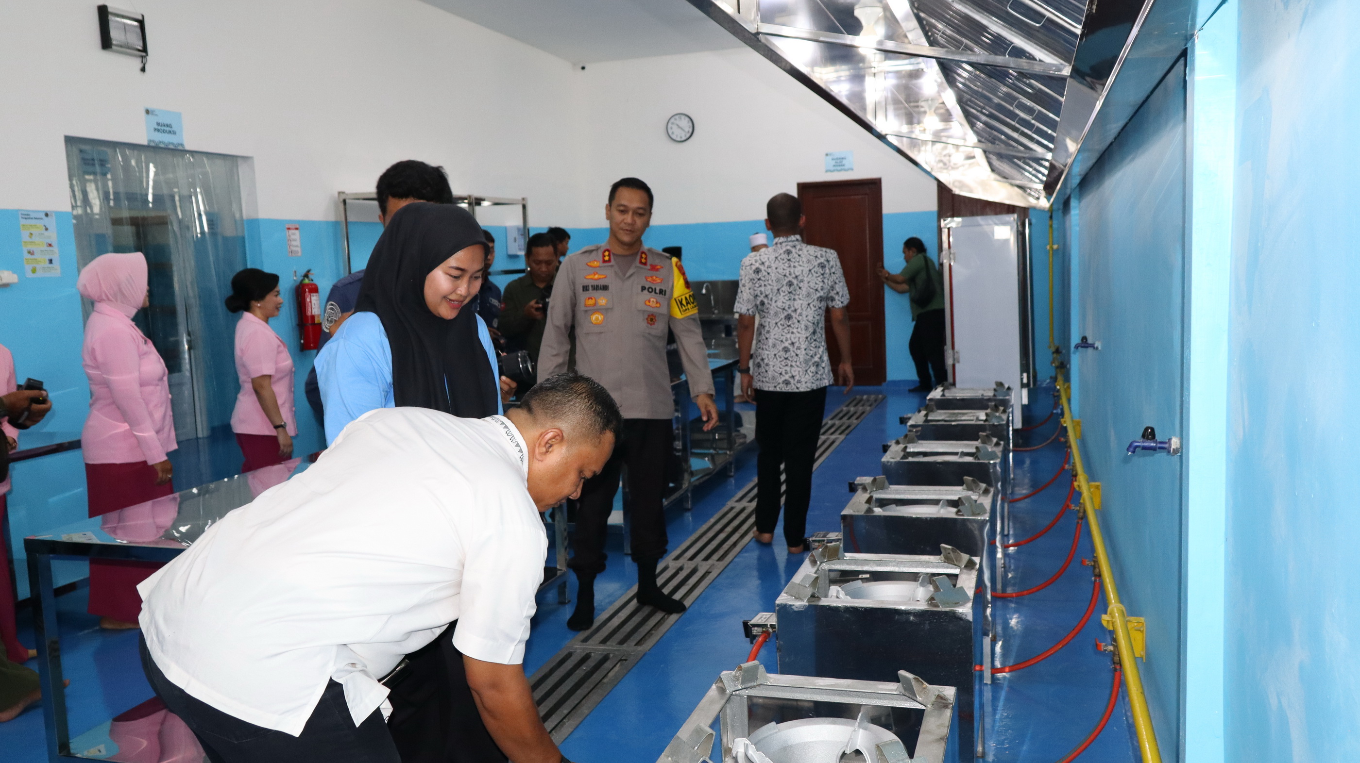 TINJAU &ndash; Usai meresmikan Forkopimda dan pengurus Ponpes Al Maliki meninjau dapur SPPG setempat, pada Jumat (26/12/2025).