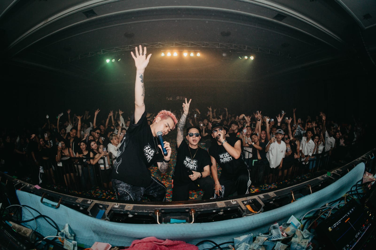 MERIAH &ndash; Penampilan Dj Aloy dan teman-temannya di CDC Dupan, sangat ditunggu pegegmar musik clubing, ratusan pengunjung memadati event ini beberapa waktu kemarin.