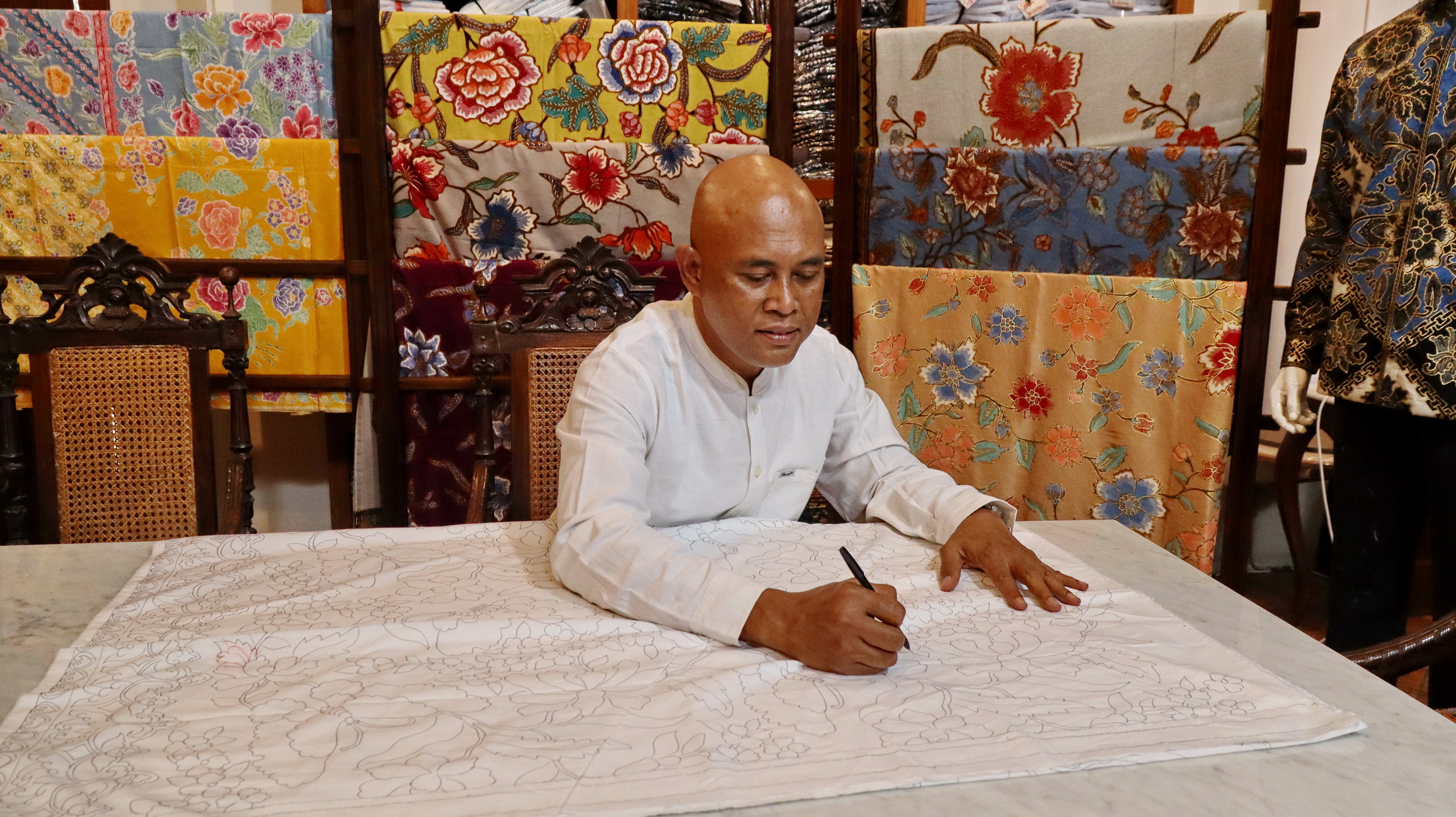 MEMBUAT POLA BATIK - Pemilik Perada Batik, Syamsul Huda turun langsung membuat pola batik, sebelum dilakukan prose mencanting oleh para pengrajinnya, di galerinya, Krapyak Pekalongan Utara.