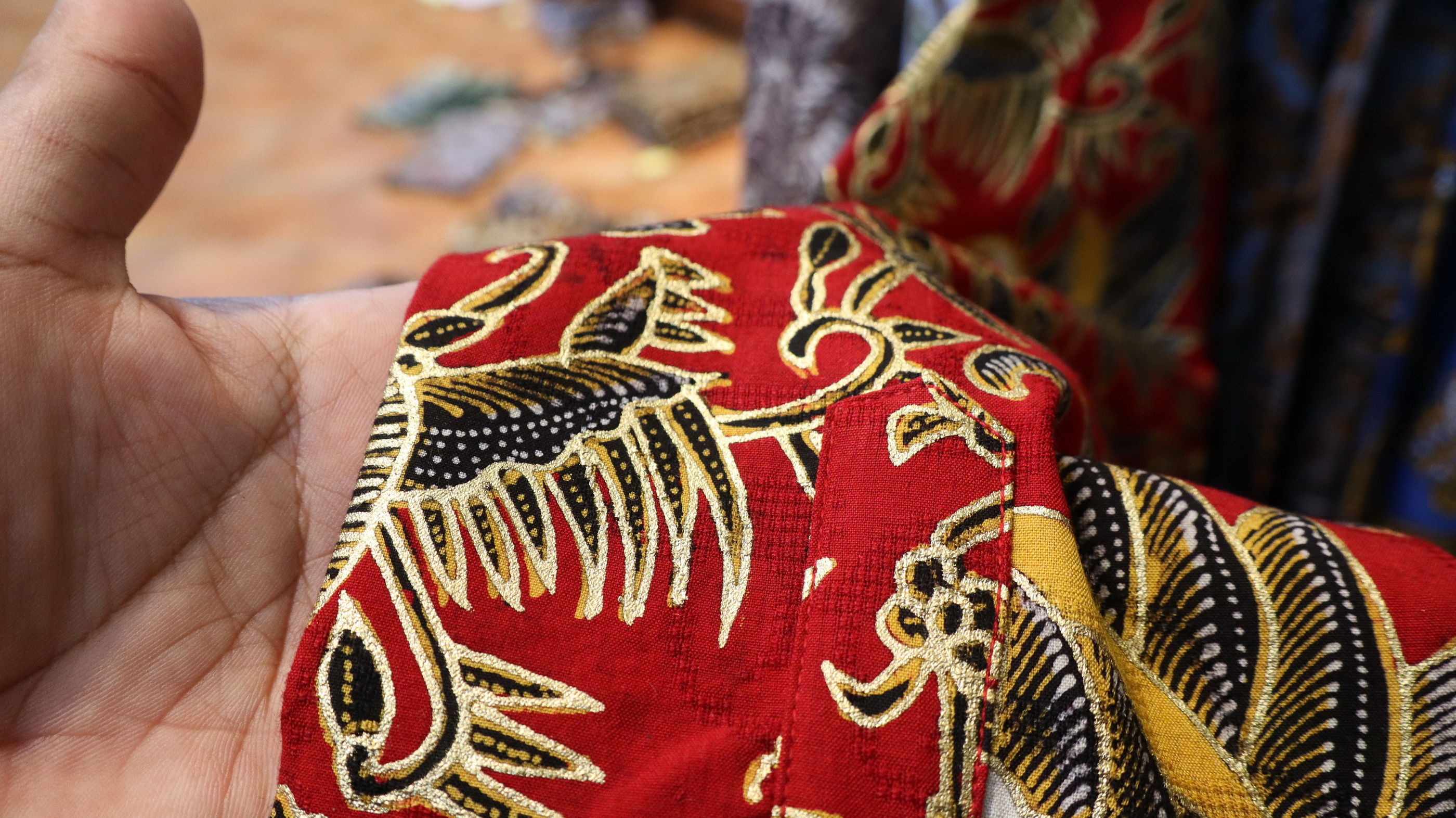 BATIK PRADA - Inilah salah satu seni batik Prada, berupa batik degan sentuhan warna emas, yang membuat kesannya semakin berkelas dan mewah.