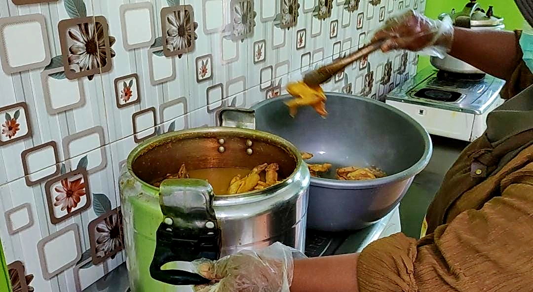 PRODUKSI - Salah satu proses produksiayam ungkep di Ummu Ayya Pekalongan.