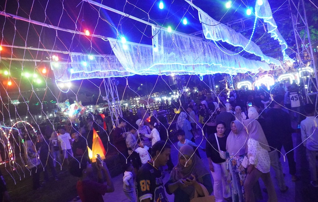 MERIAH: Suasana Festival of Light di Alun-Alun Batang yang dipadati ribuan warga.