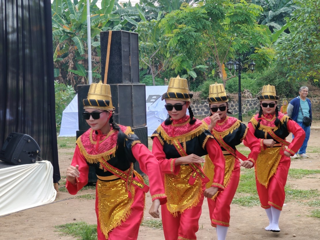 LUWES: Para penari Babalu saat pentas di sebuah acara di Kecamatan Wonotunggal.