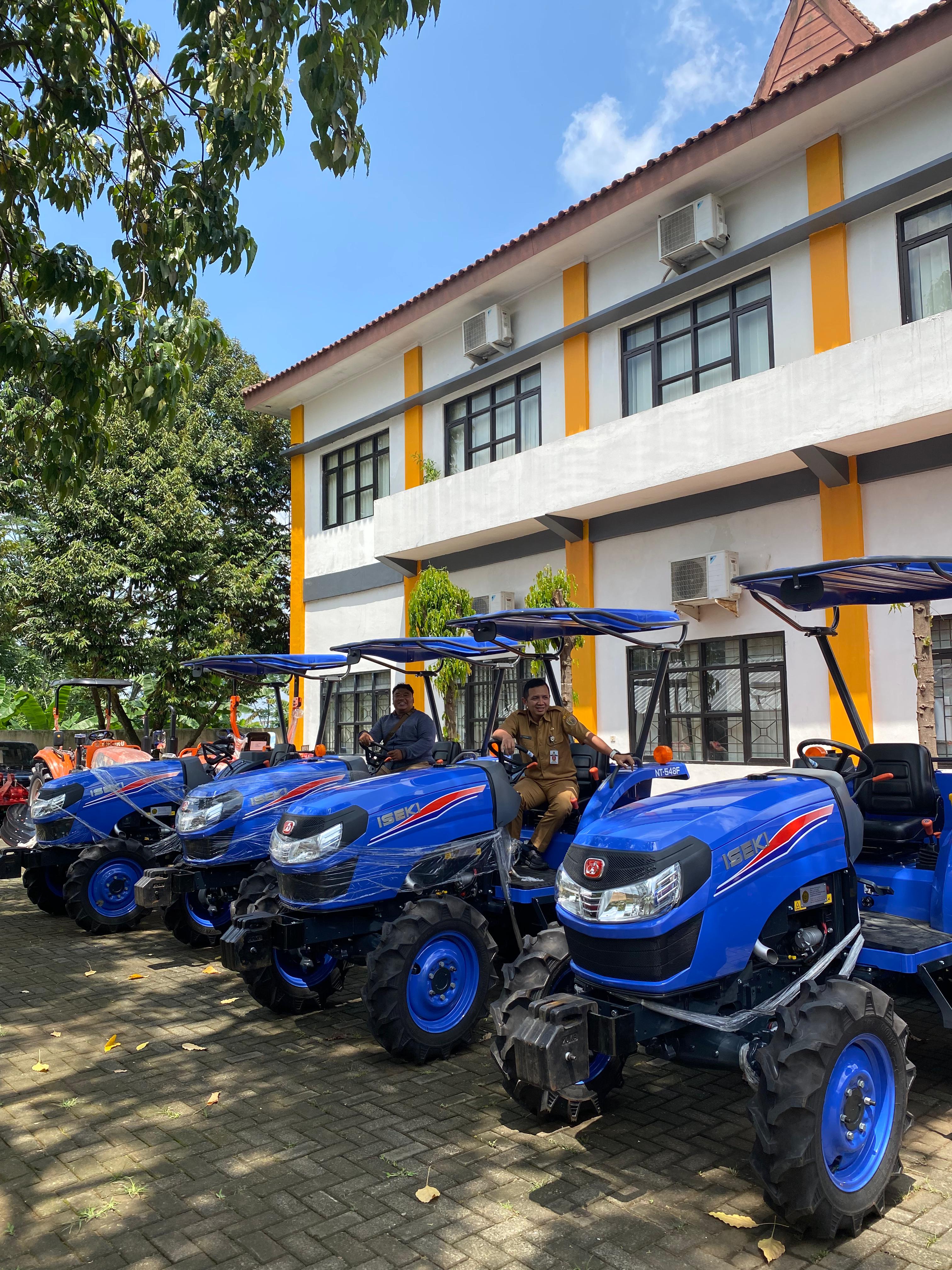 ALSINTAN: Belasan alat dan mesin pertanian (alsintan) atau traktor diparkir di kantor DKPP Kabupaten Pekalongan. Awal tahun nanti disalurkan ke petani.