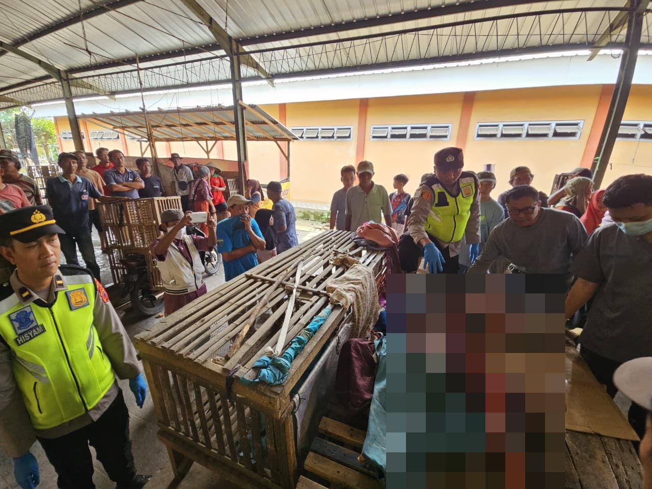 PENEMUAN MAYAT: Suasana di lokasi saat polisi tiba mengevakuasi mayat, Pasar Kedungwuni, Minggu (28/12/2025).