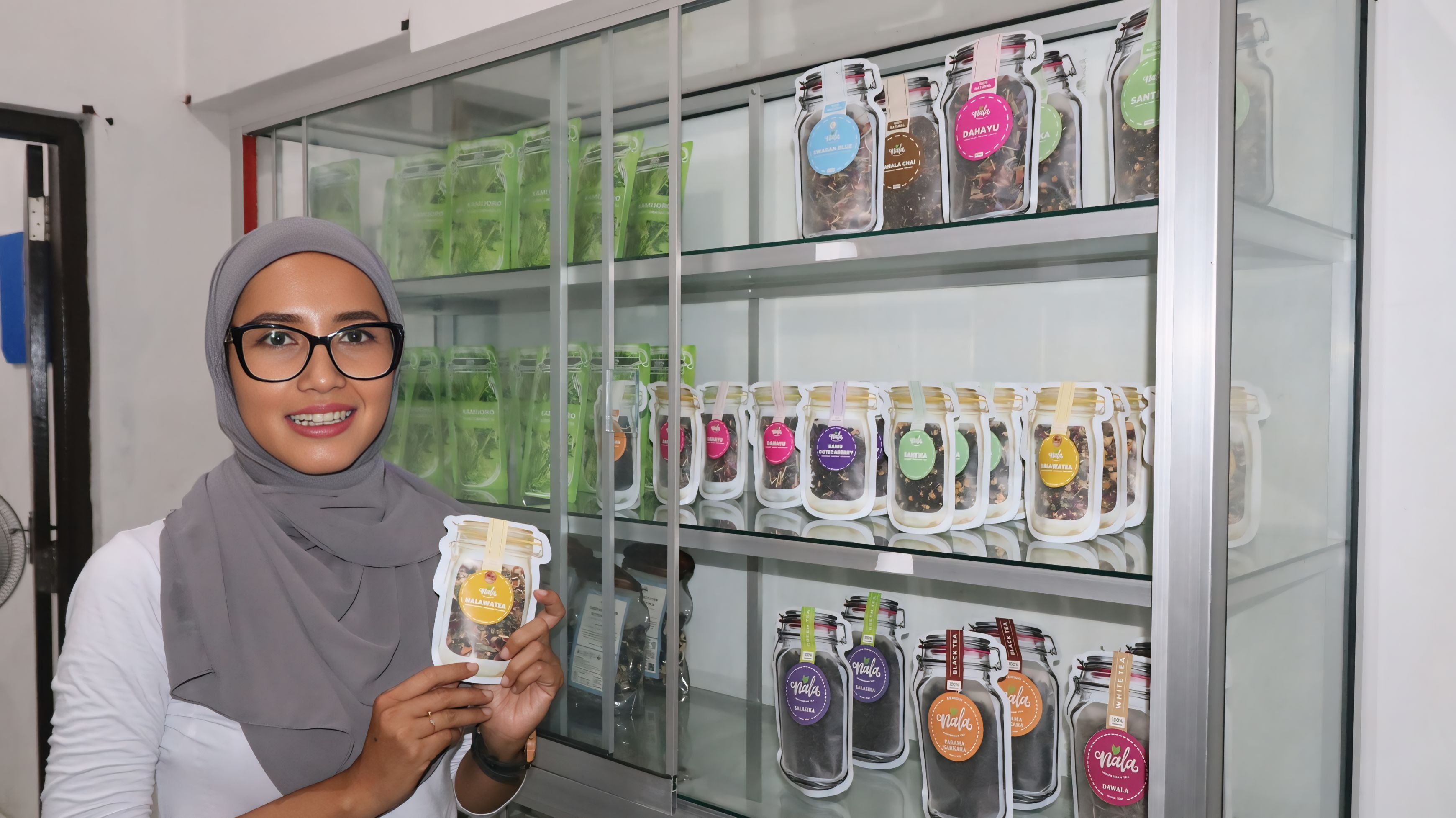 TUNJUKKAN PRODUK - Ratih Anggun Perdhani owner Nala Indonesia Tea menujukkan produk-produk teh artisan yang diproduksinya, dirumahnya, Batang, Jateng.