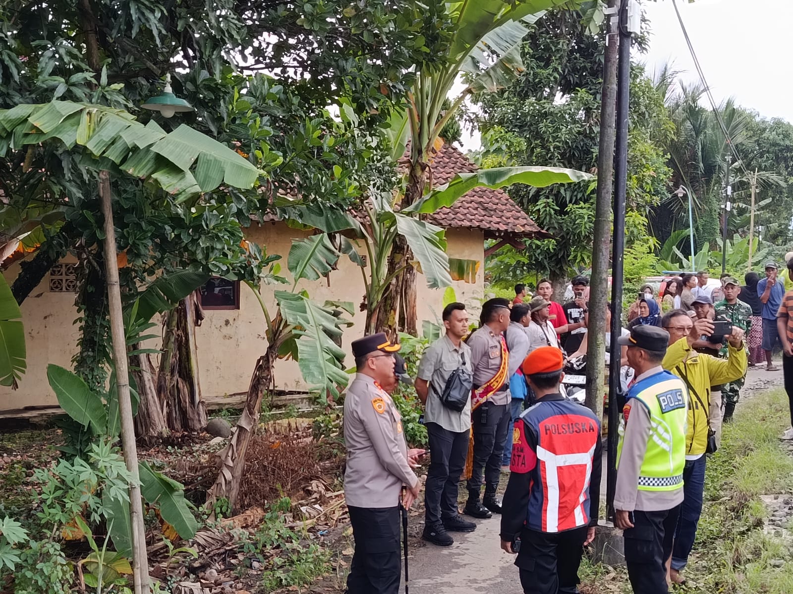 KECELAKAAN: Situasi di lokasi pascakejadian, polisi melakukan olah TKP dan evakuasi para korban, Senin (29/12/2025).