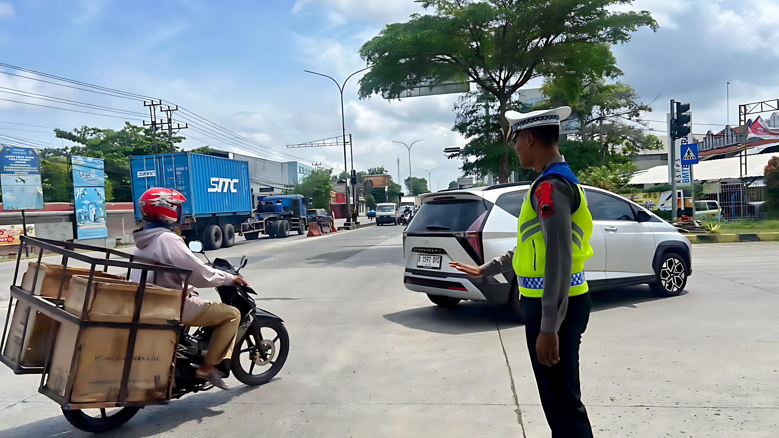 ATUR LALU LINTAS&nbsp;- Anggota Satlantas Polres Pekalongan Kota saat mengatur lalin di exit Tol Kota Pekalongan.