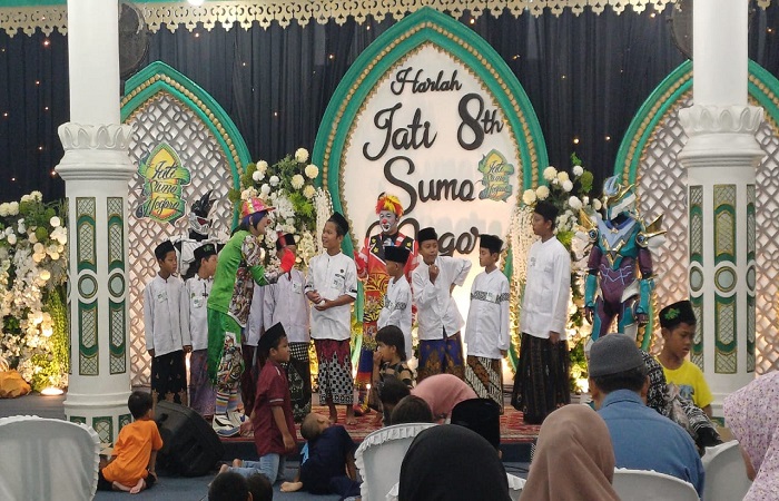 DIHIBUR : Setelah dikhitan, anak-anak menerima bingkisan dan foto bersama robot dalam rangka Harlah ke-8 JSN dan Haul ke-5 Habib Ja&rsquo;far Al-Kaff di Kanzus Shalawat Kota Pekalongan, Kamis (1/1/2026).