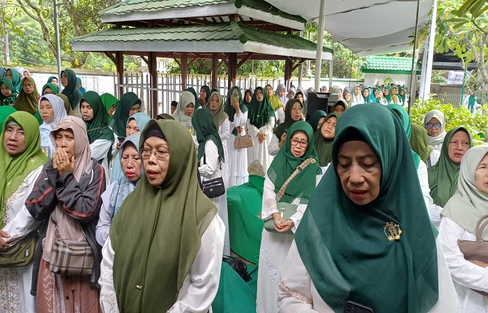 KHIDMAT : Ratusan jemaah thariqah perempuan memenuhi Makam Sapura Kota Pekalongan dalam khataman Alquran Harlah JSN dan Haul Habib Ja