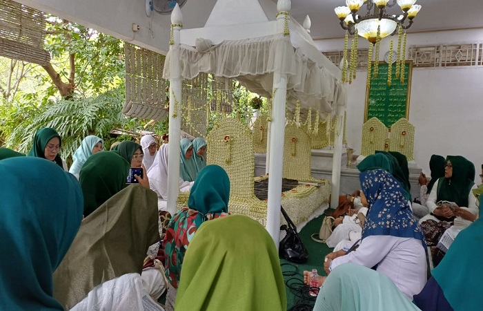 KHATAMAN ALQURAN : Ratusan jemaah Anntho Aswaja penuh khidmat melakukan khataman Alquran di depan Makam Syayyidah Umi Salmah di Sapura Kota Pekalongan Kamis 1 Januari 2026.