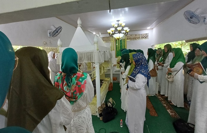 MAHALUL QIYAM : Ratusan Jemaah thariqah melakukan khataman Alquran di Makam Sapura Kota Pekalongan dalam rangka Harlah ke-8 Majelis JSN dan Haul ke-5 Habib Ja&rsquo;far Al-Kaff.
