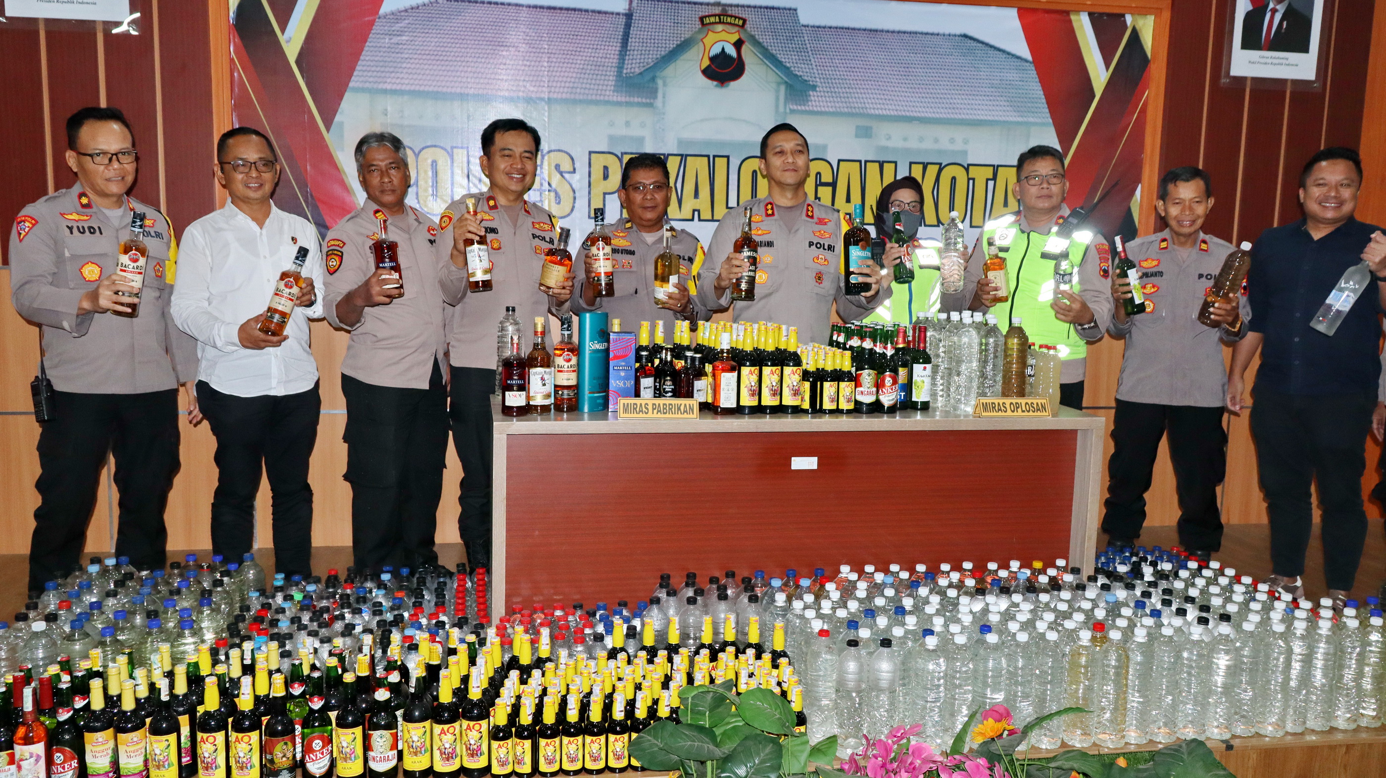 BARANG BUKTI &ndash; Tim Polres Pekalongan Kota menunjukkan miras sitaan hasil dari operasi Candi jelang Nataru 2025 kemarin.